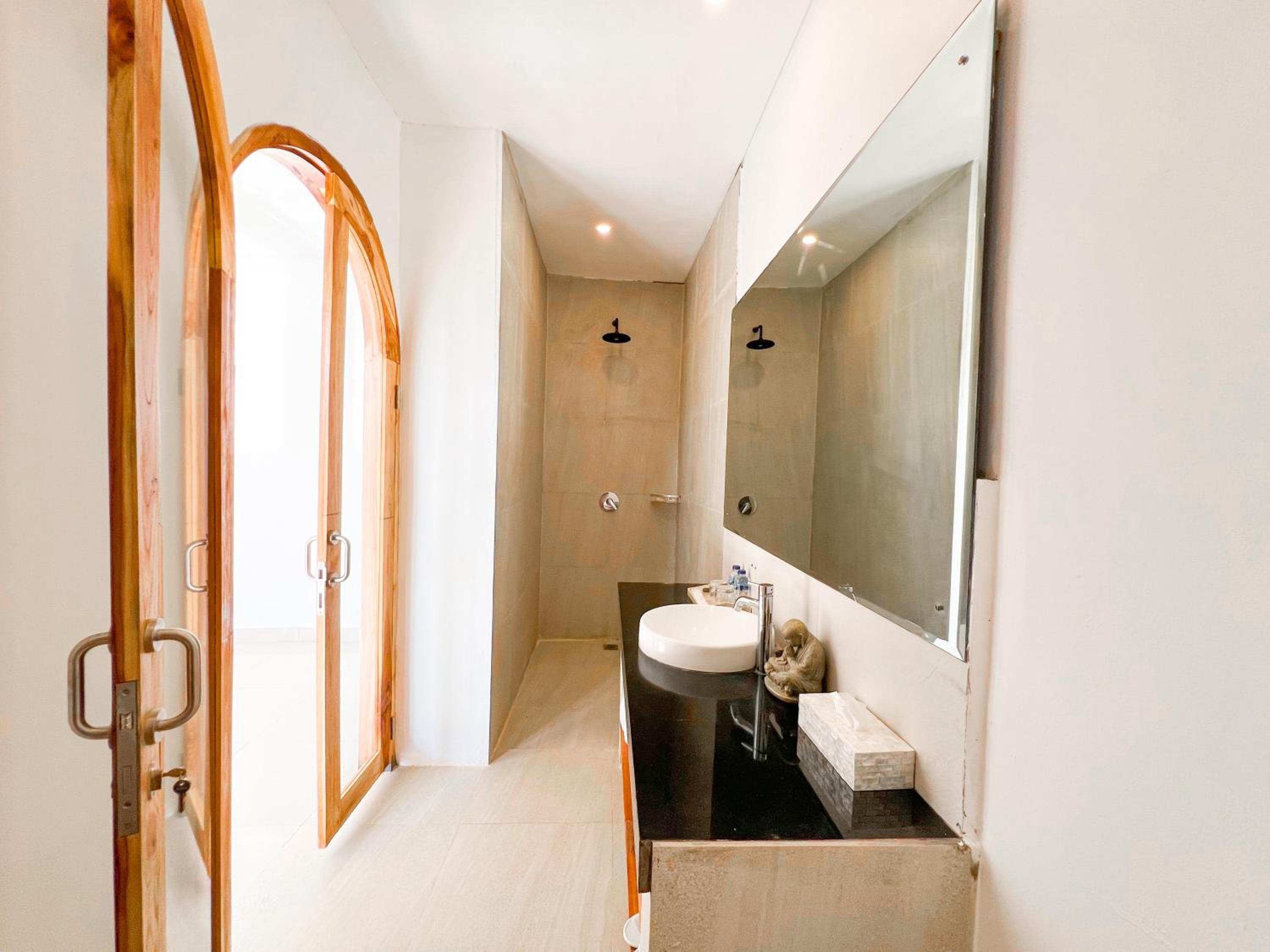 Five-Bedroom Villa with Private Pool - Photo 27