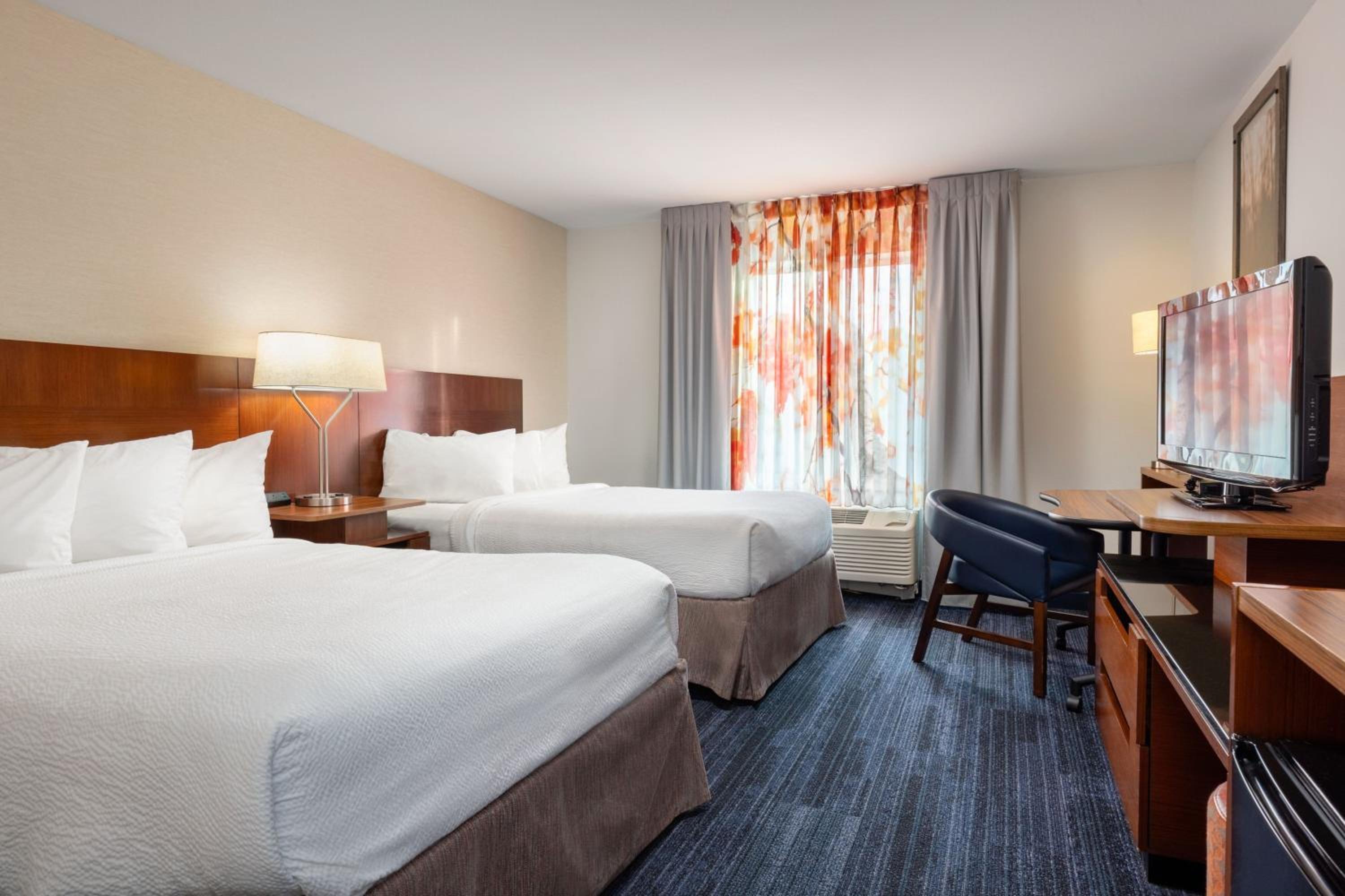 Double Room with Two Double Beds and Bathtub - Mobility Accessible