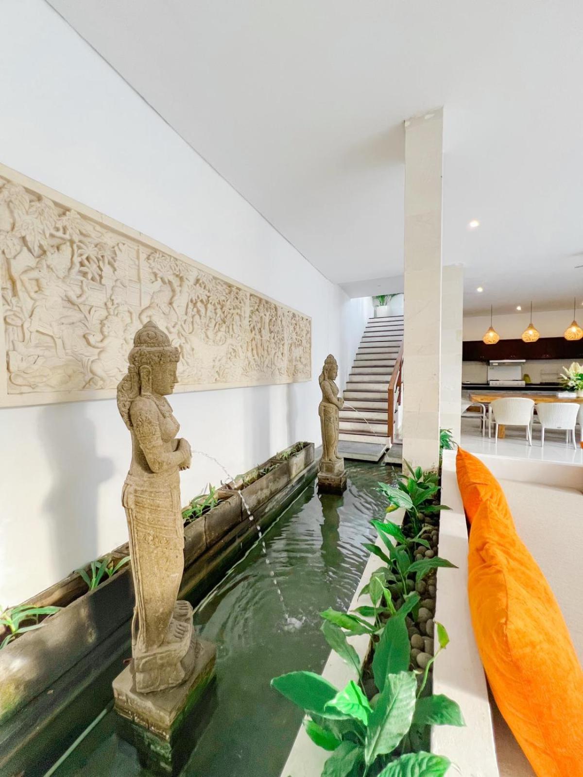 Five-Bedroom Villa with Private Pool - Photo 20