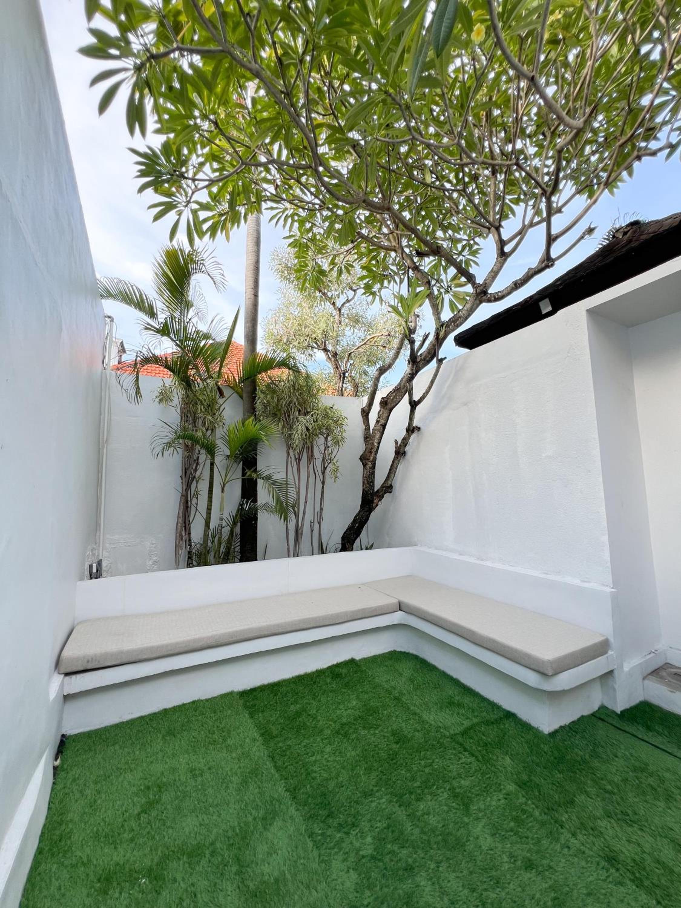 Five-Bedroom Villa with Private Pool - Photo 17