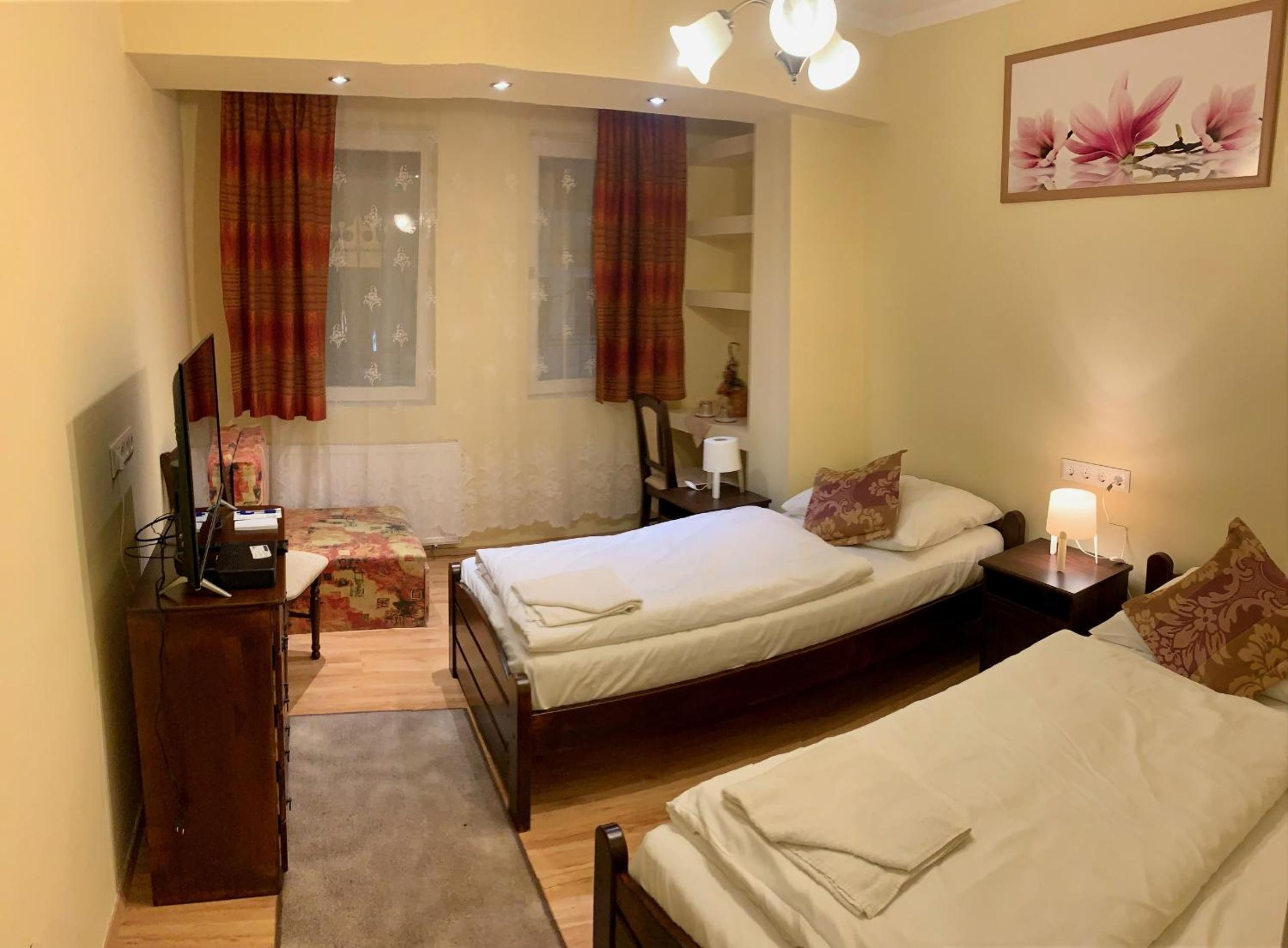 Twin Room - Photo 3