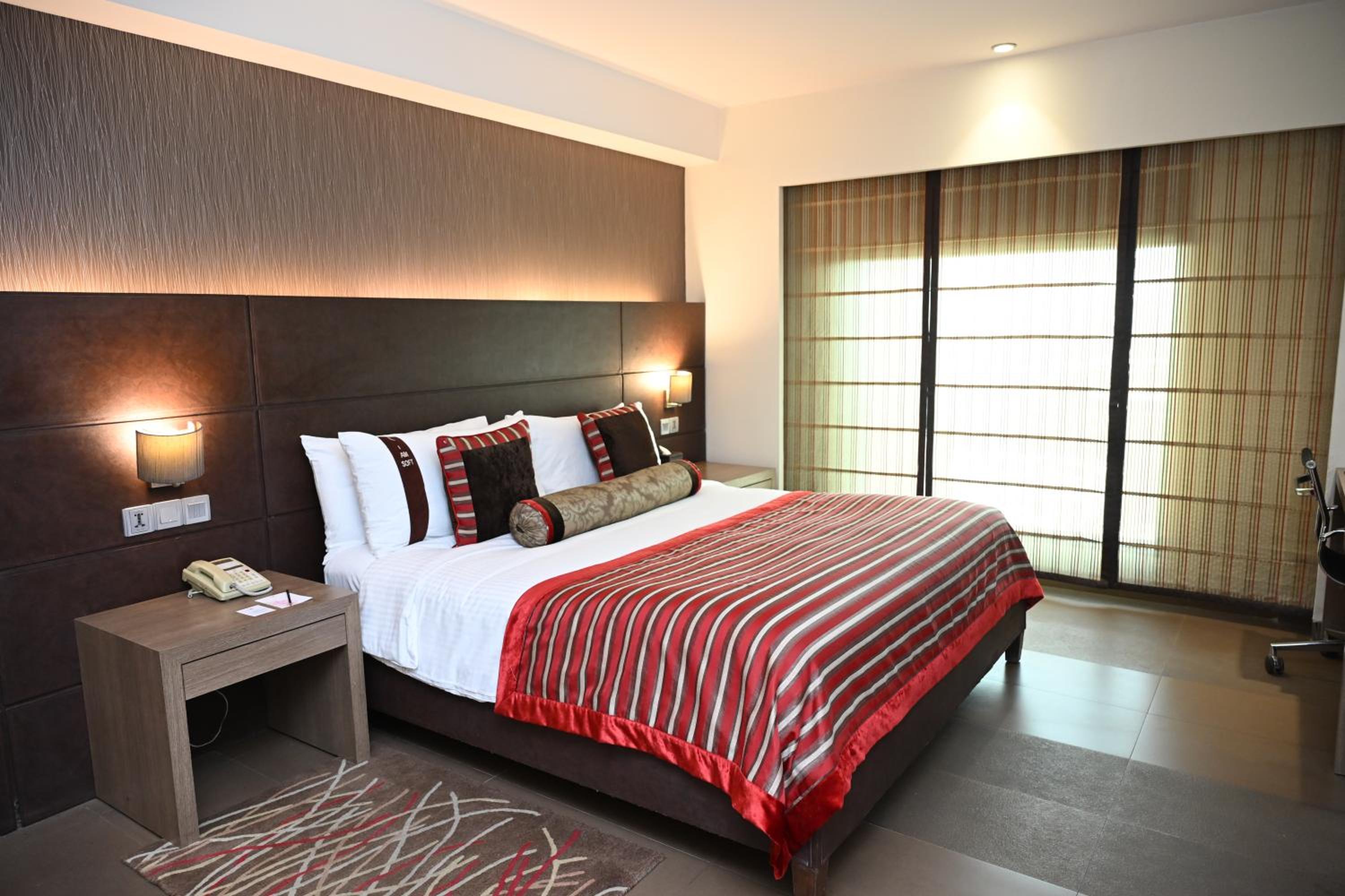 Luxury Room - 10% discount on Food & soft beverages, Laundry & Spa
