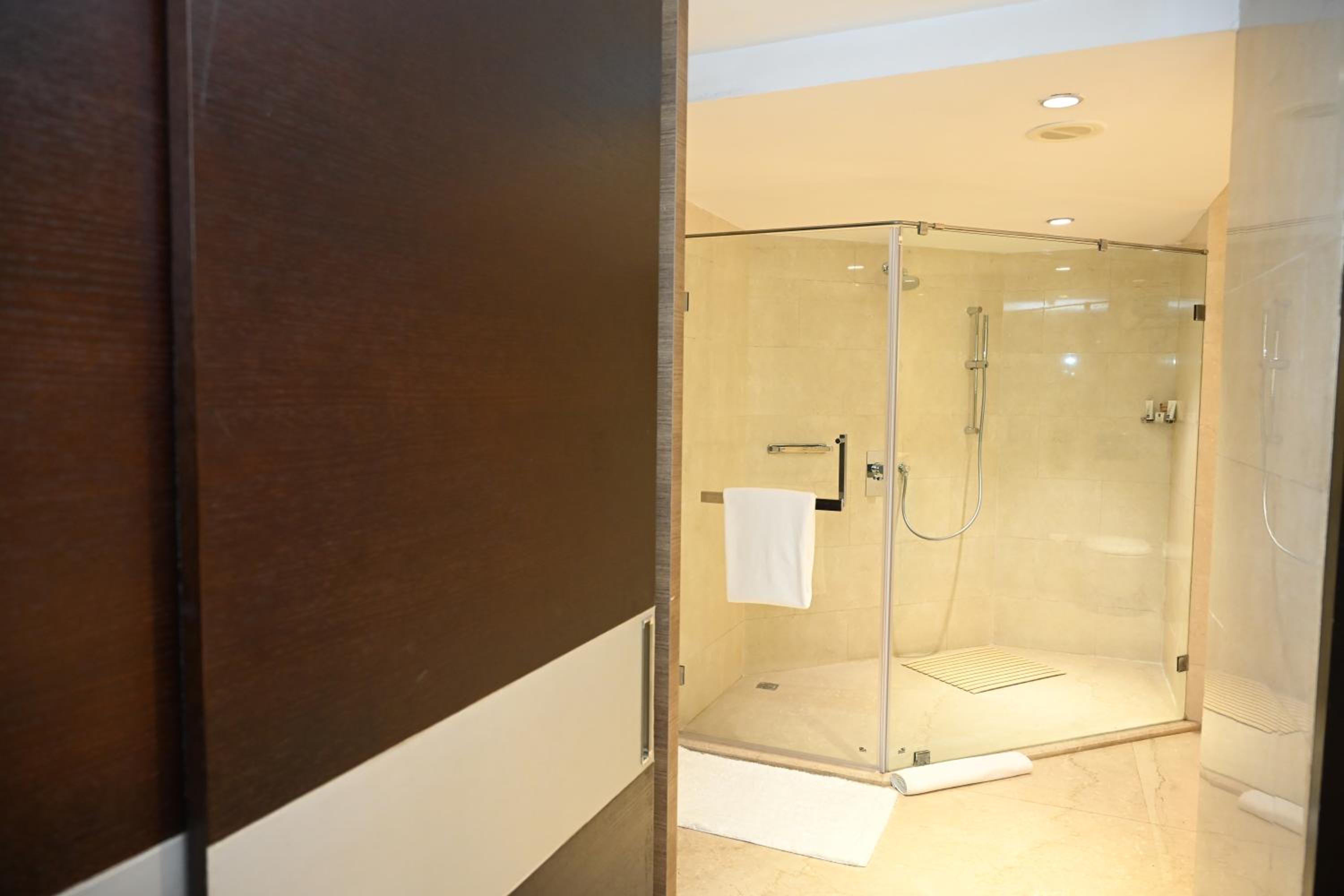 Corner Suite - 10% discount on Food & soft beverages, Laundry & Spa
