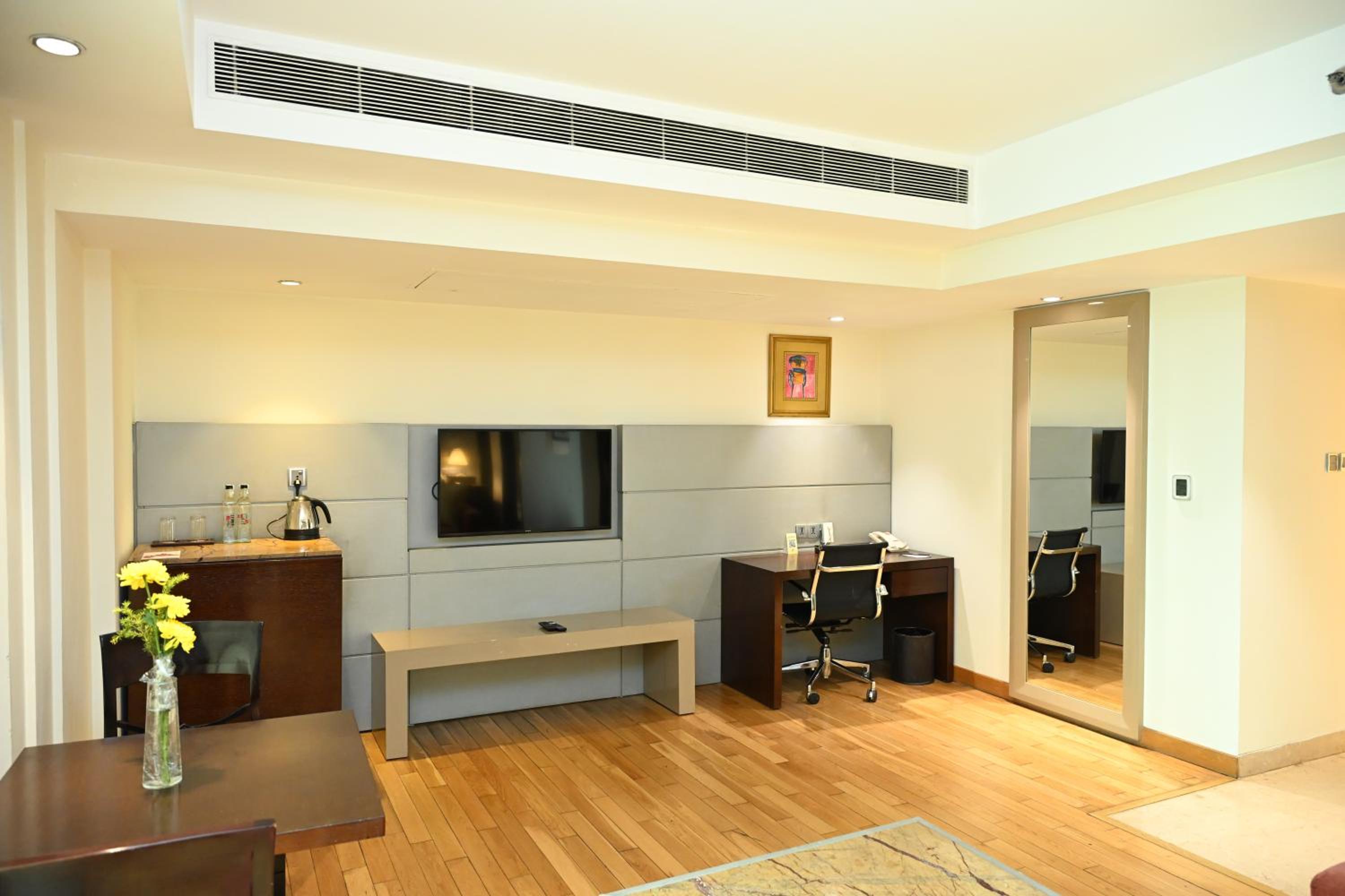 Business Suite - 10% discount on Food & soft beverages, Laundry & Spa