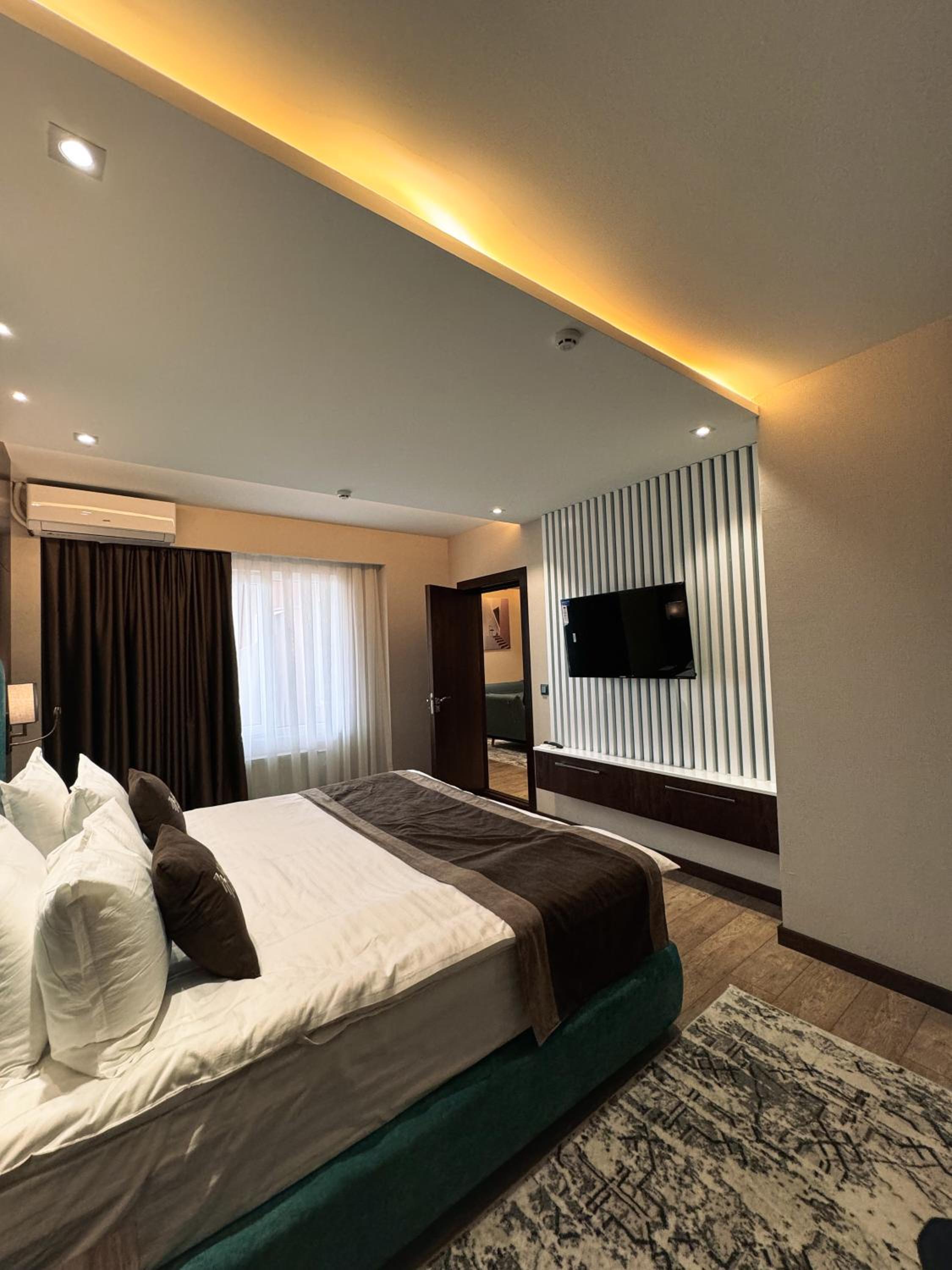 Deluxe Double Room with Balcony photo 2