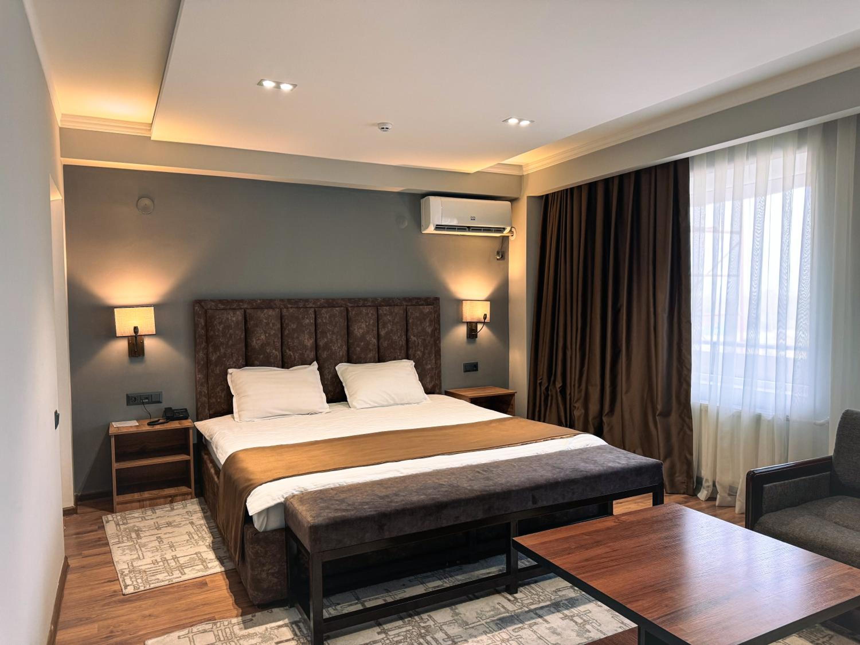 Deluxe Double Room with Balcony photo 3