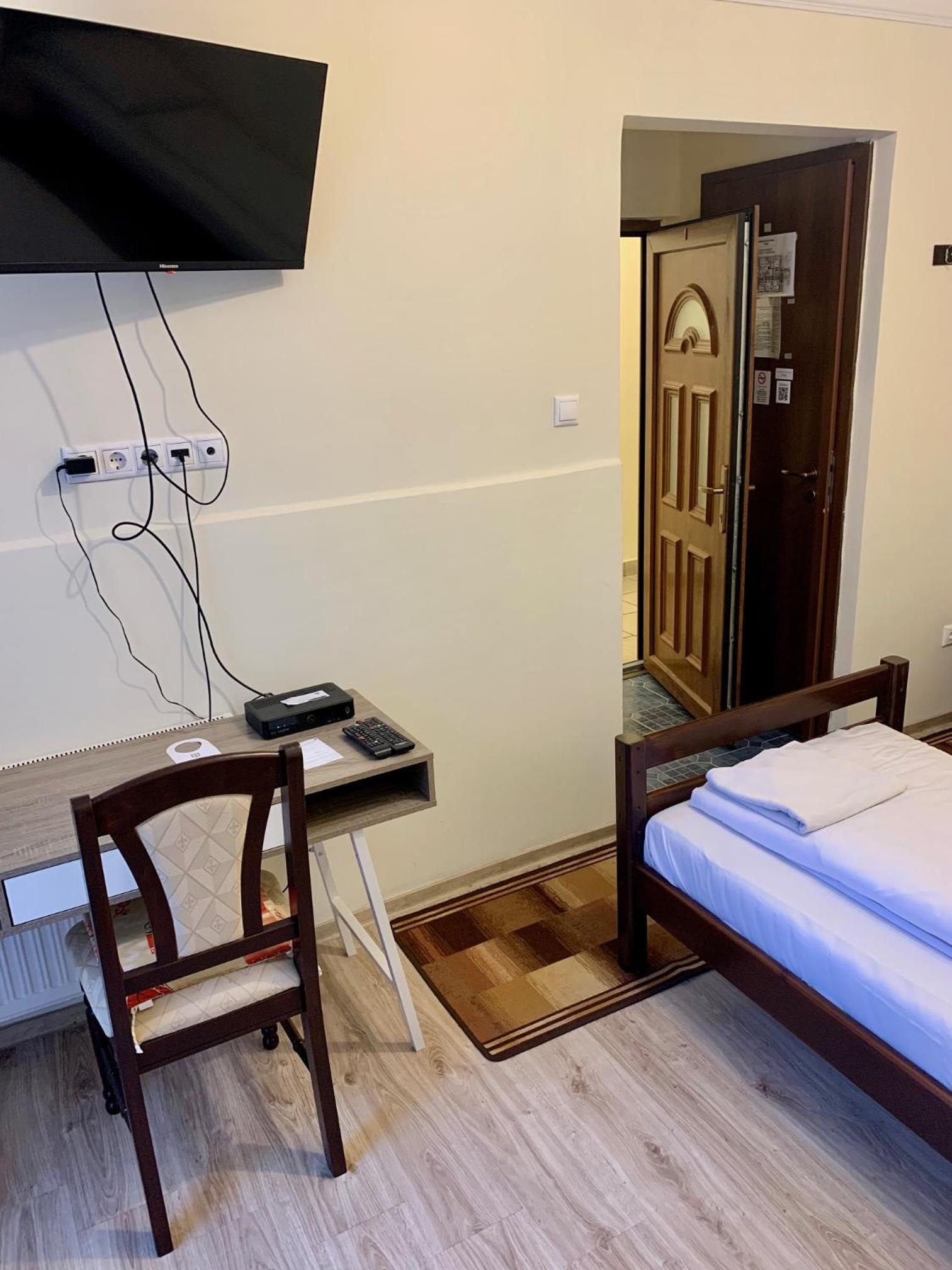 Twin Room - Photo 10