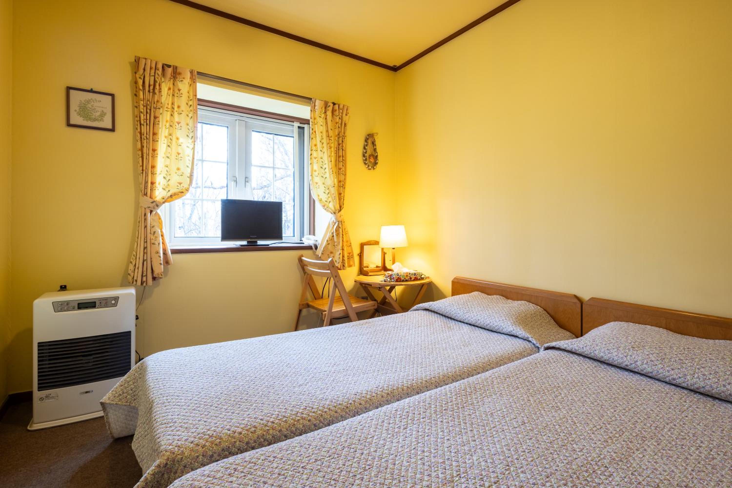 Twin Room with Bathroom photo 2