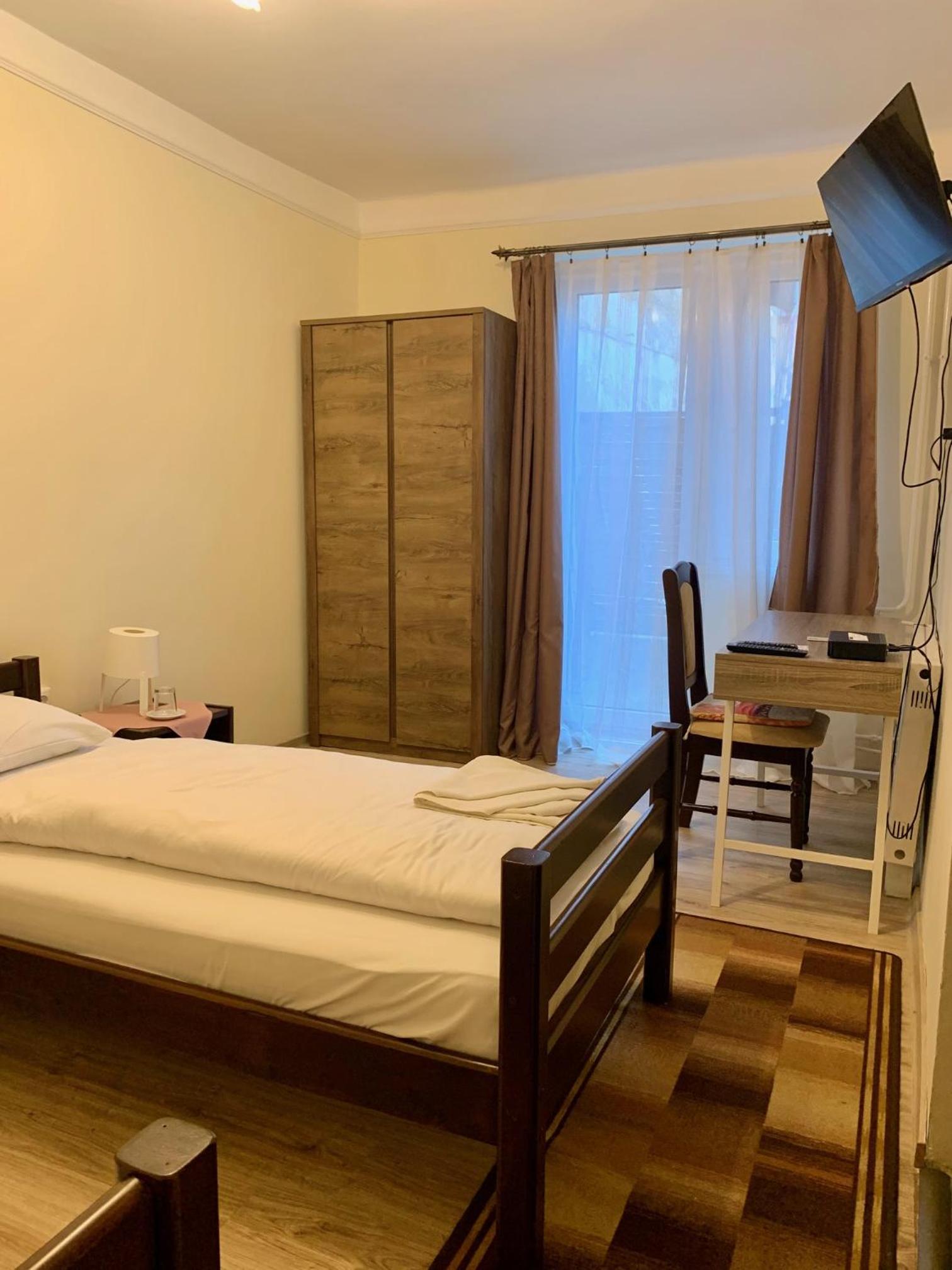Twin Room - Photo 12