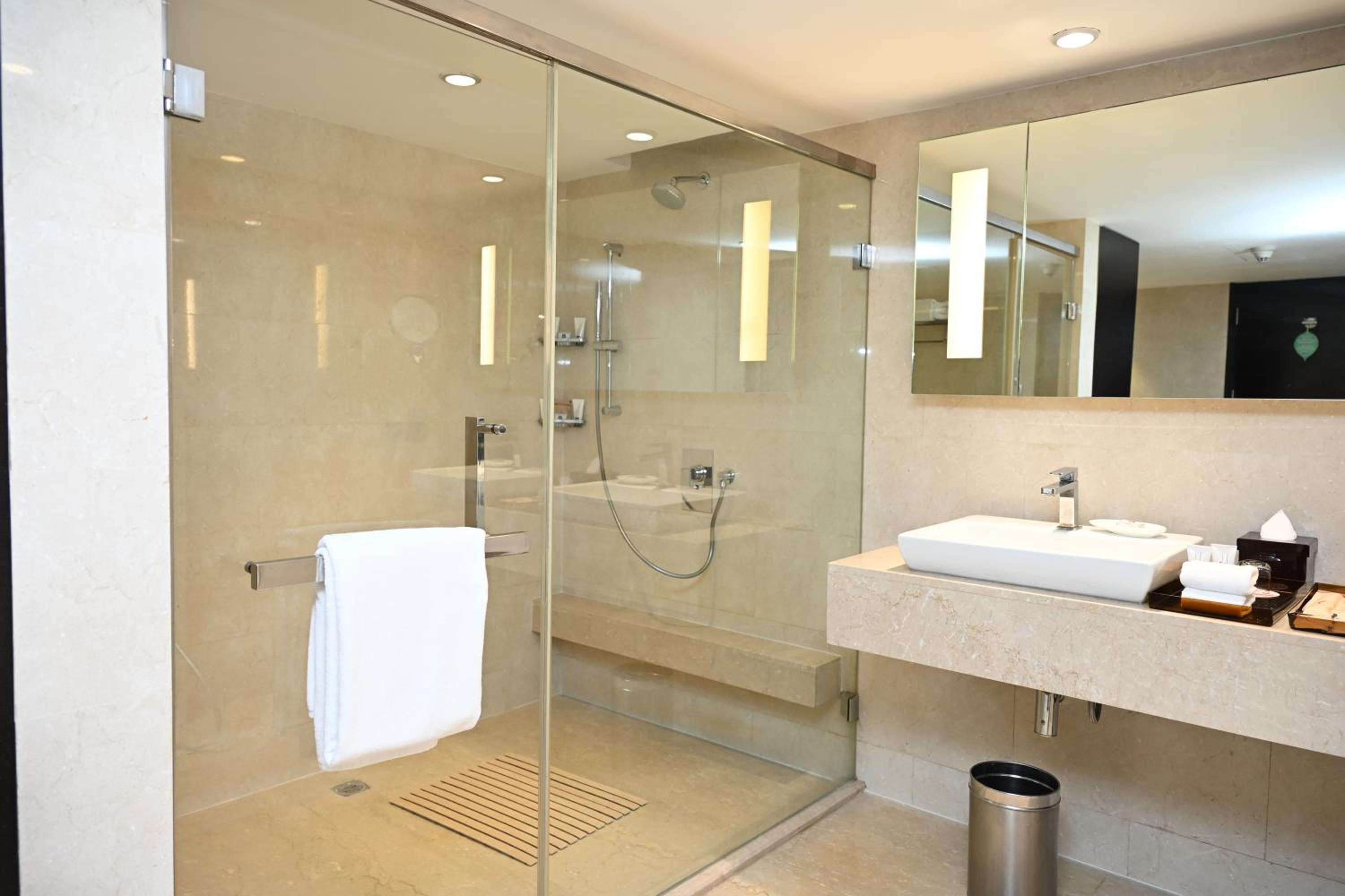 Executive Suite - 10% discount on Food & soft beverages, Laundry & Spa