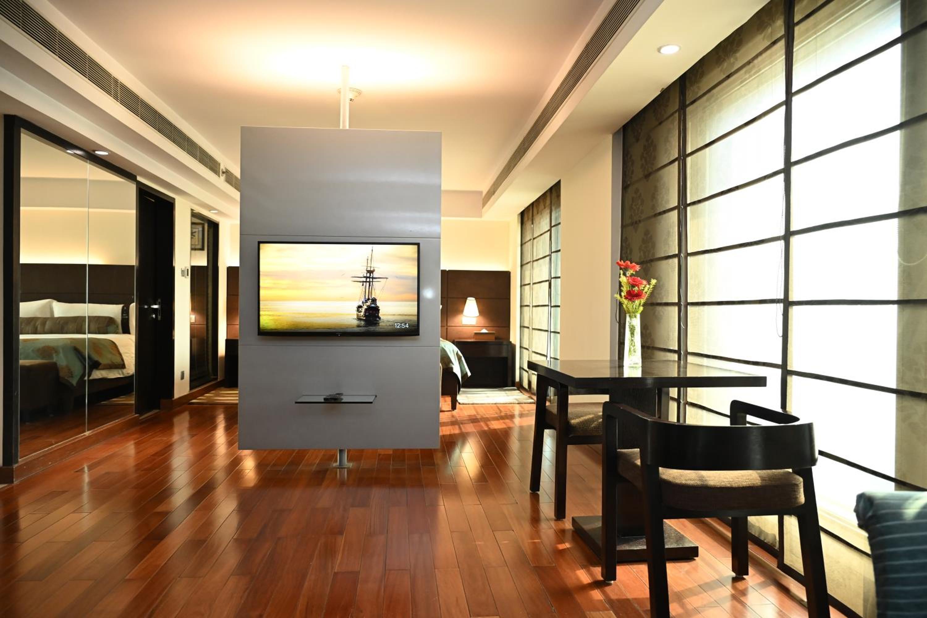 Executive Suite - 10% discount on Food & soft beverages, Laundry & Spa