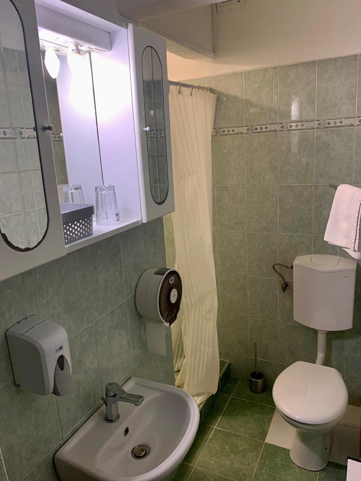 Twin Room - Photo 14
