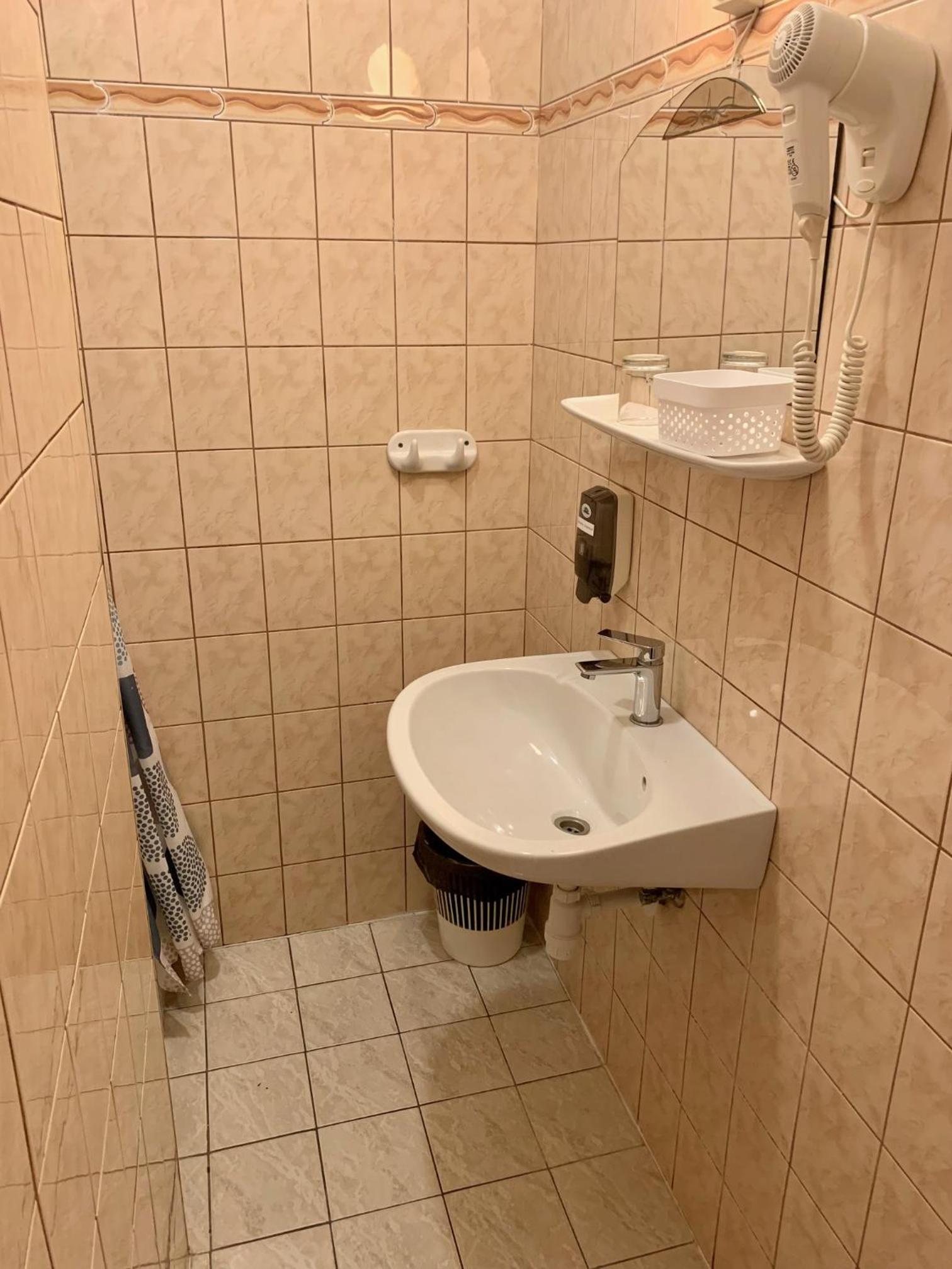 Twin Room - Photo 13