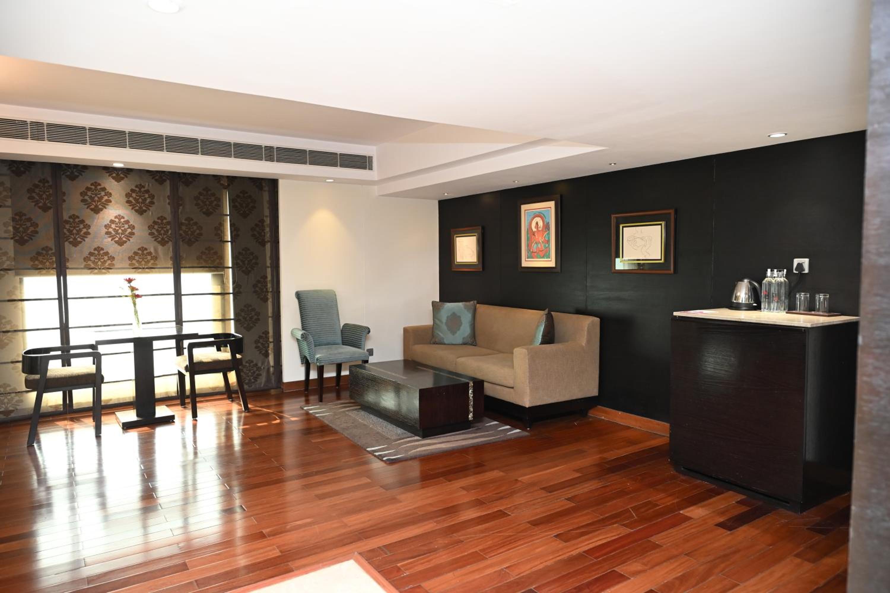 Executive Suite - 10% discount on Food & soft beverages, Laundry & Spa