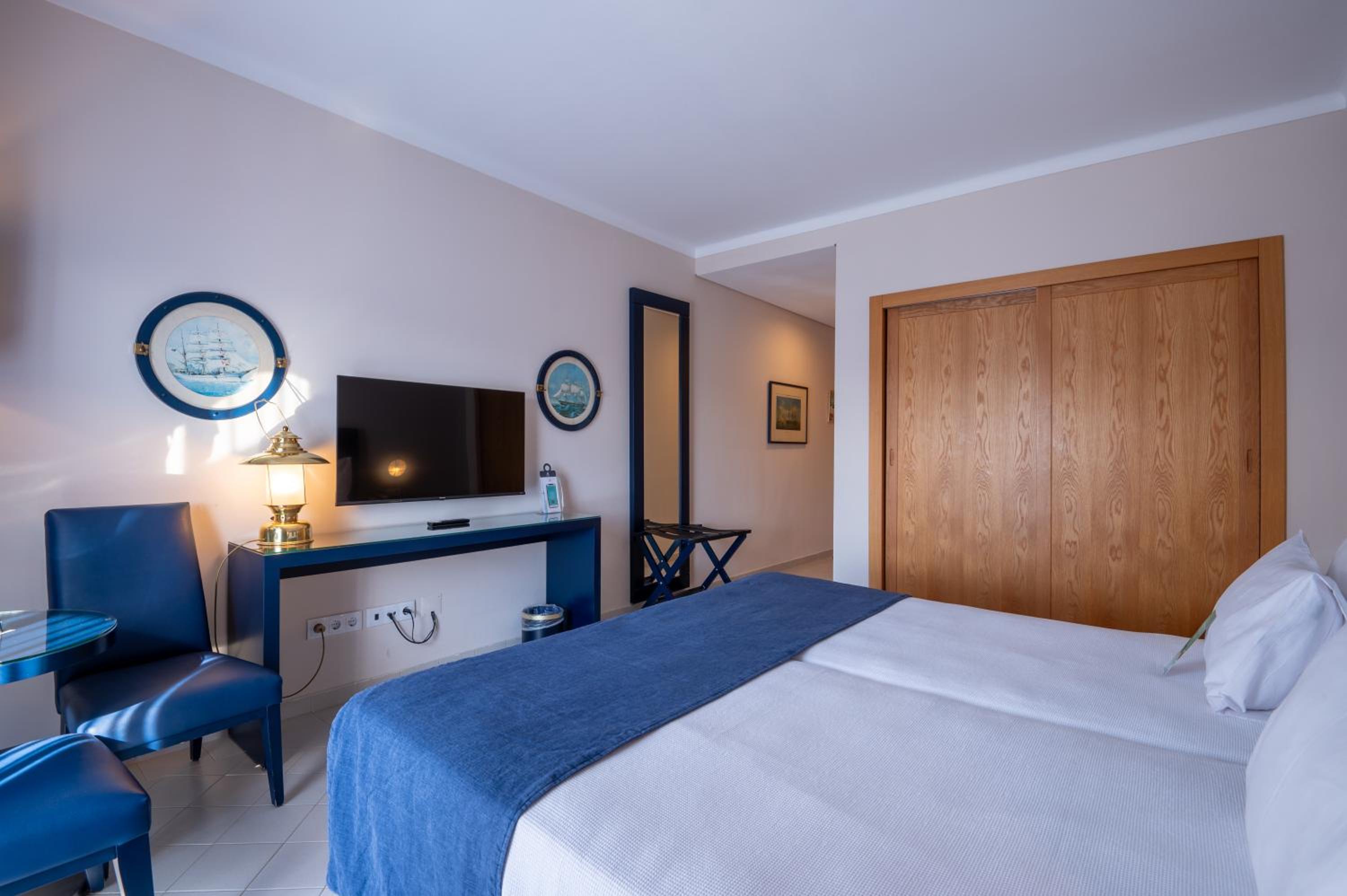 Twin Room - Photo 7