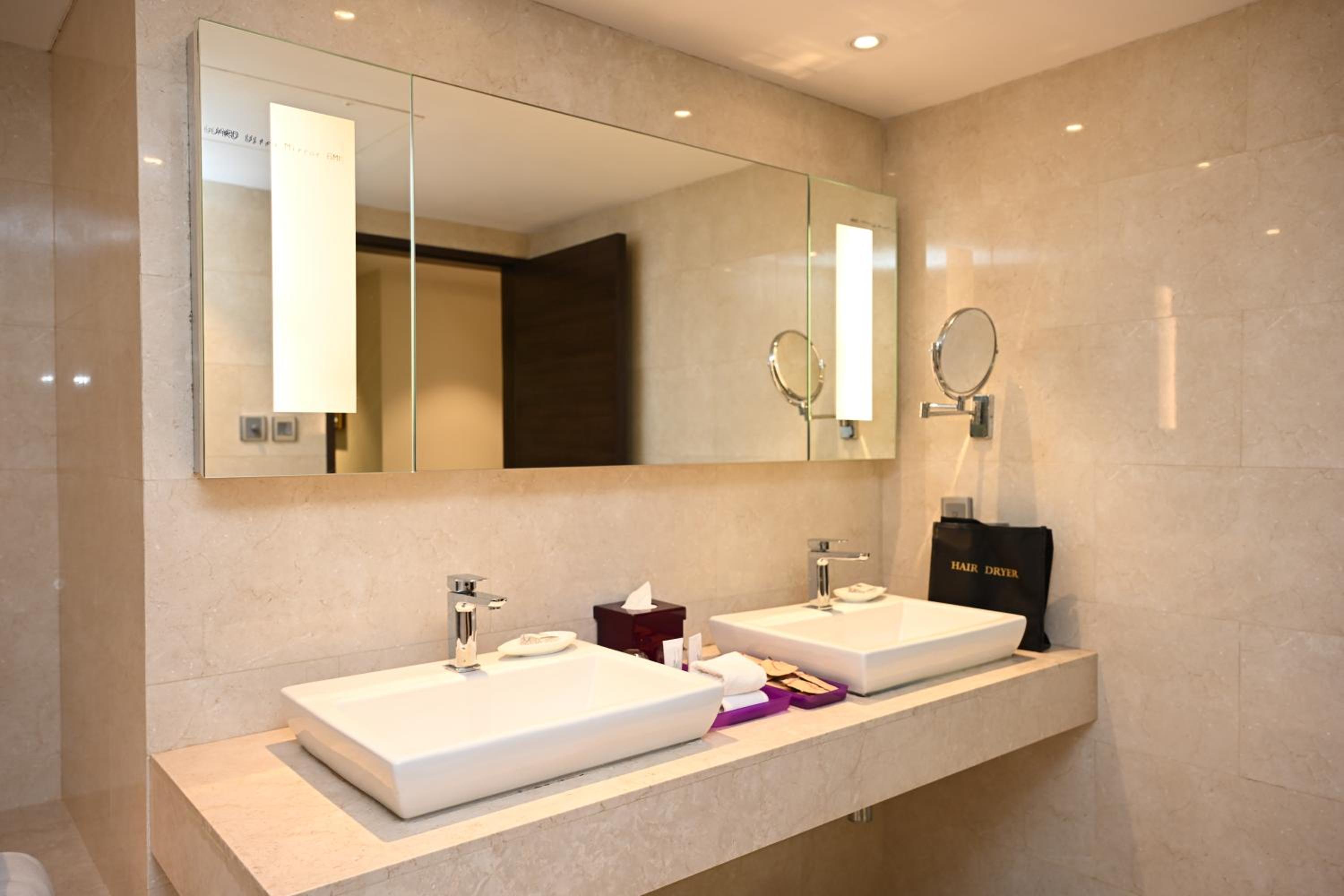 Luxury Suite - 10% discount on Food & soft beverages, Laundry & Spa