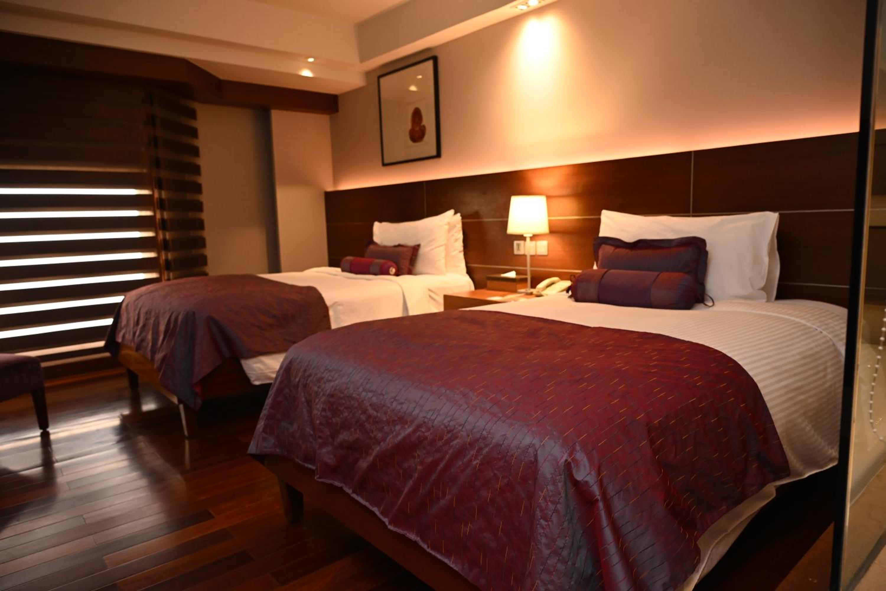 Executive Club Twin Room - 10% discount on Food & soft beverages, Laundry & Spa