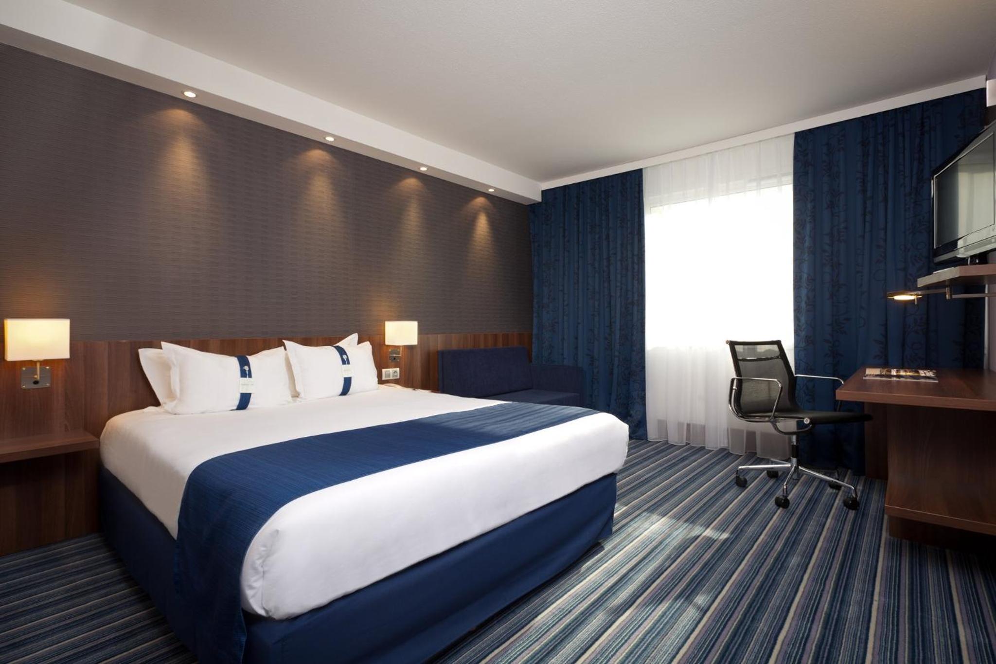 Standard Room with Free Breakfast - Photo 3