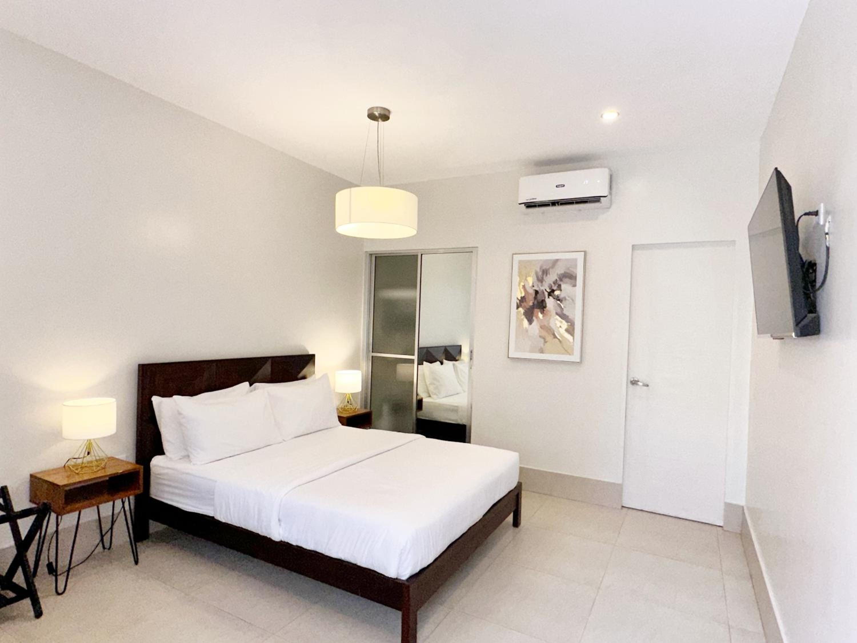 Deluxe Queen Suite