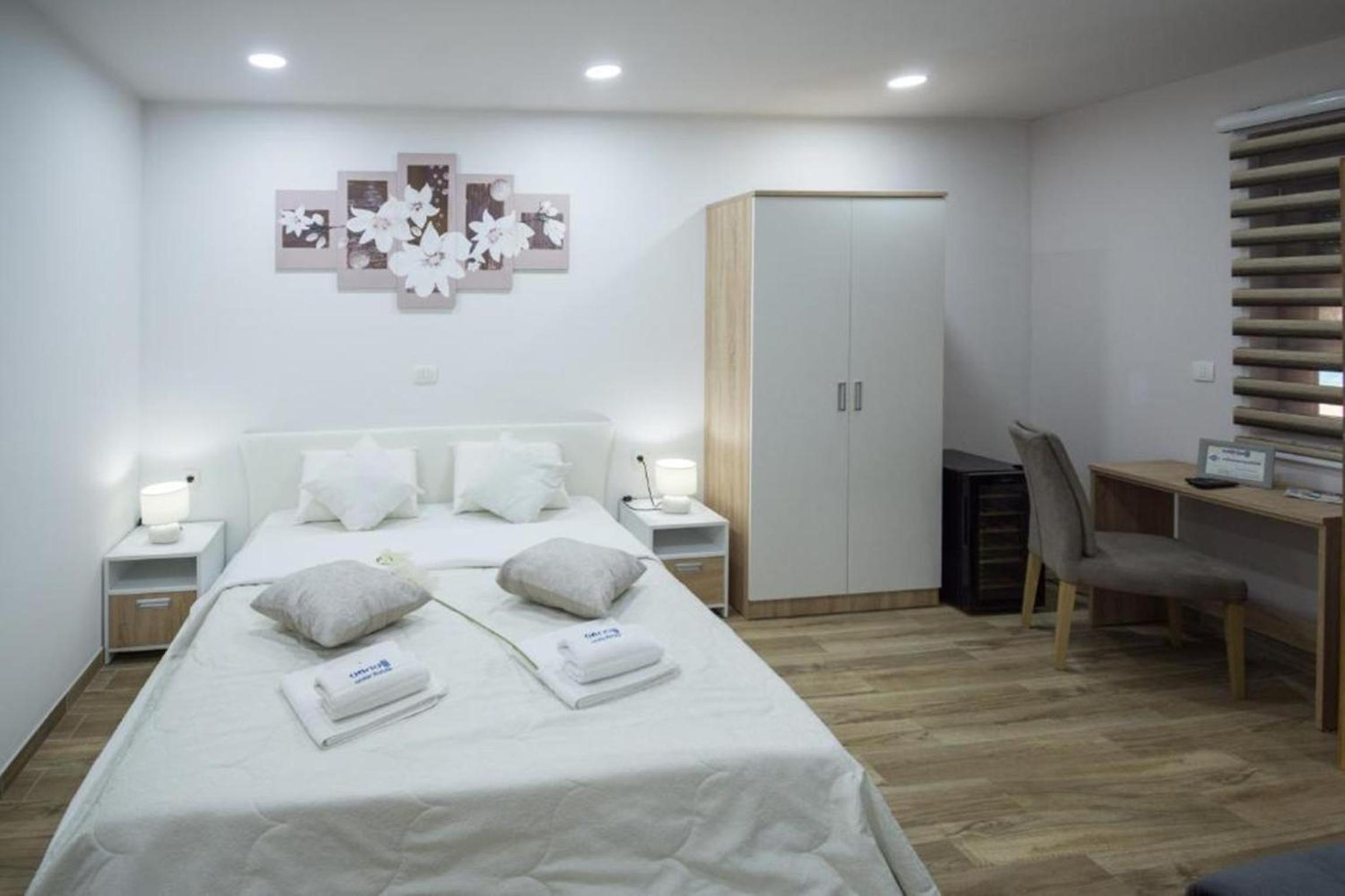 Deluxe Double Room (2 Adults + 1 Child) photo 3