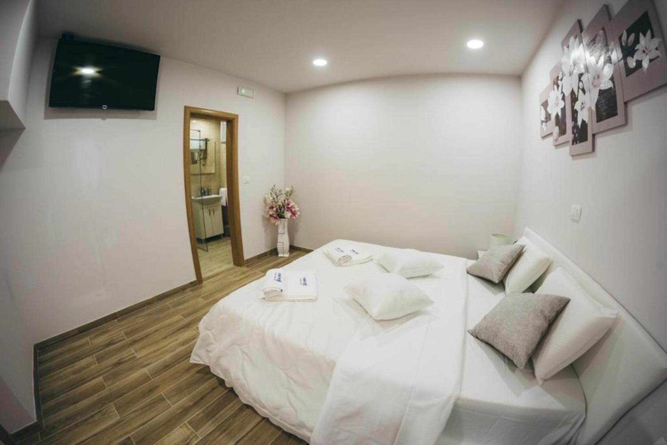 Deluxe Double Room (2 Adults + 1 Child) photo 1