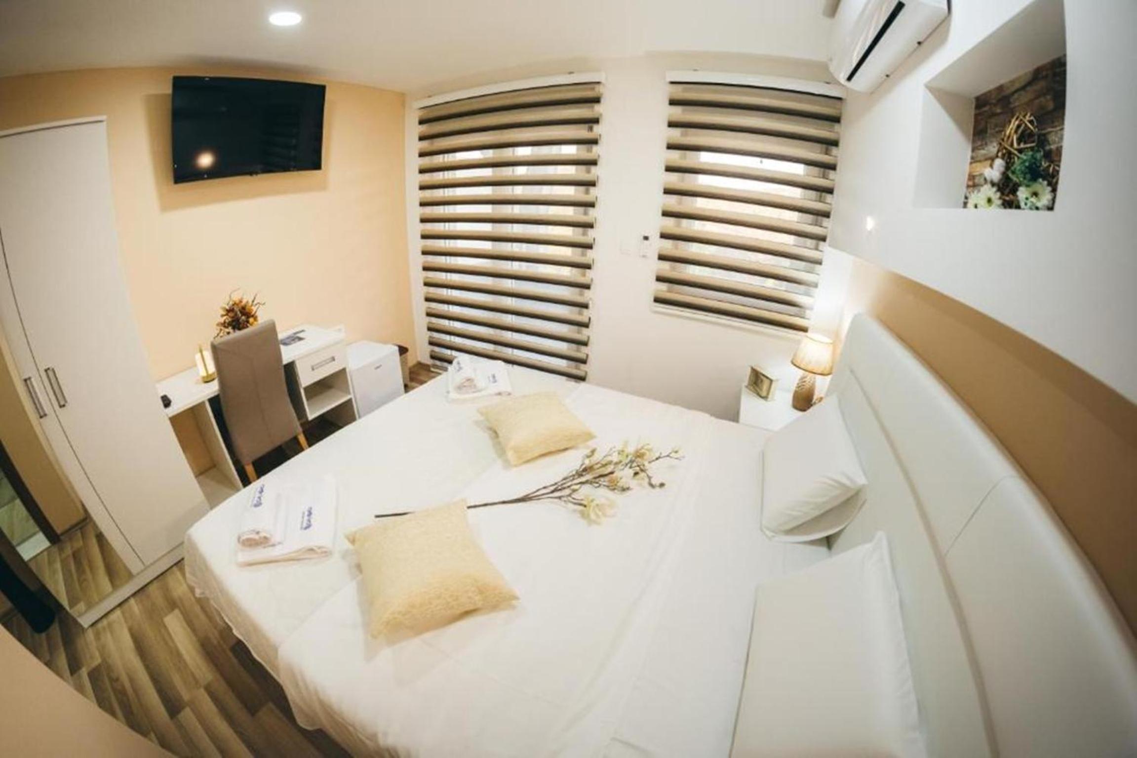 Deluxe Double Room with Balcony photo 2