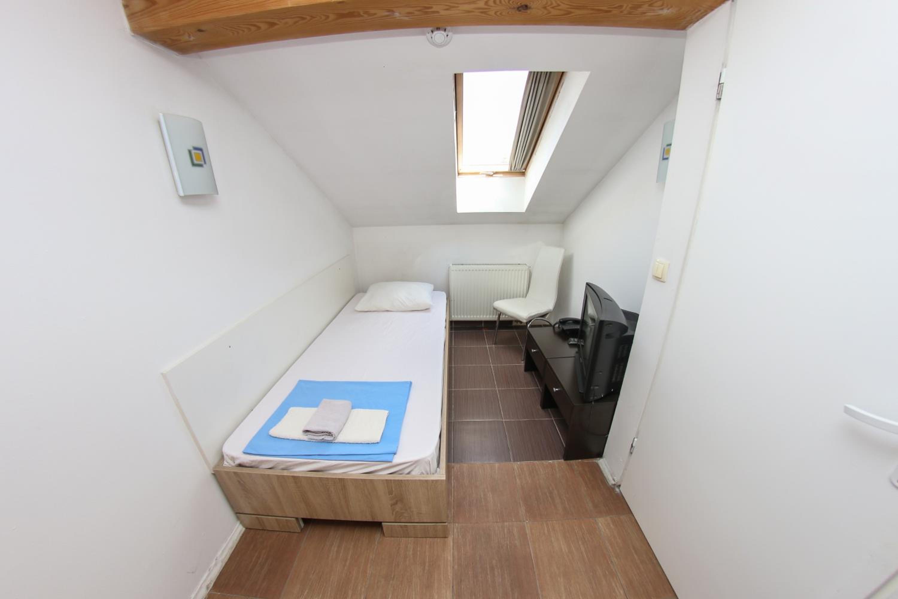 Single Room photo 2