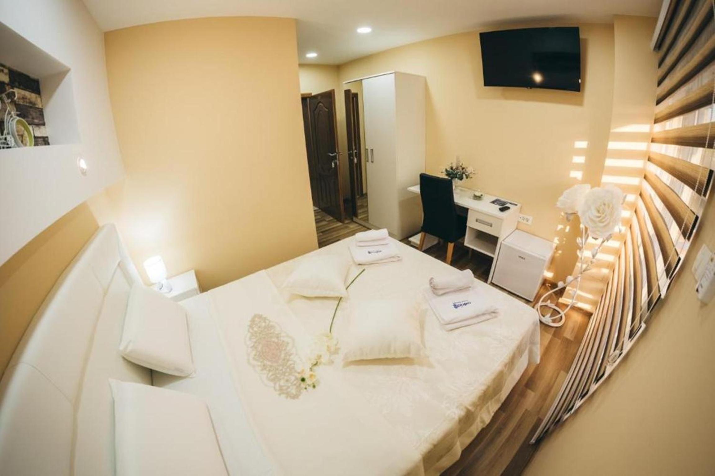 Deluxe Double Room with Balcony photo 1