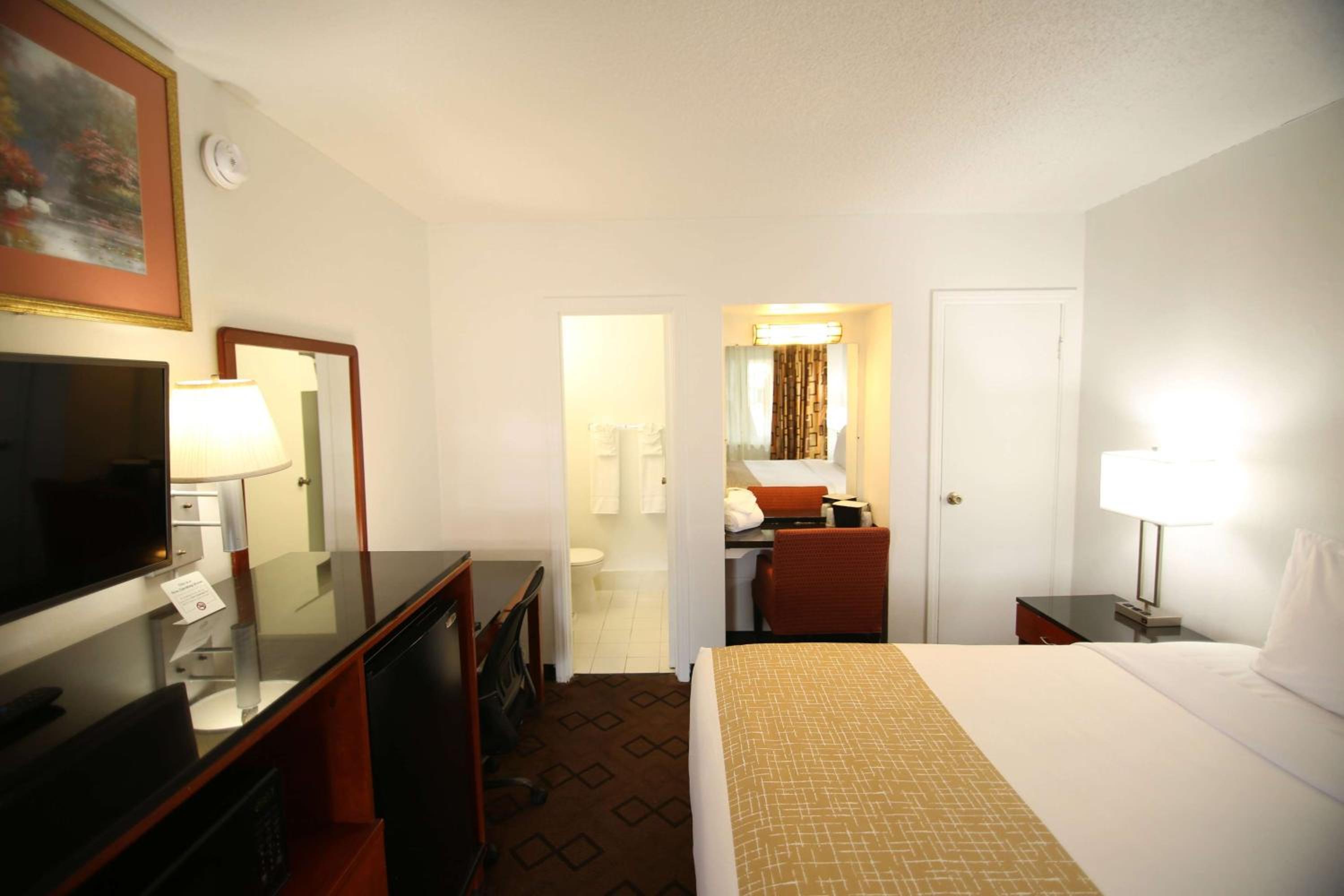 Queen Room with Roll-In Shower - Mobility Accessible/Non-Smoking photo 1