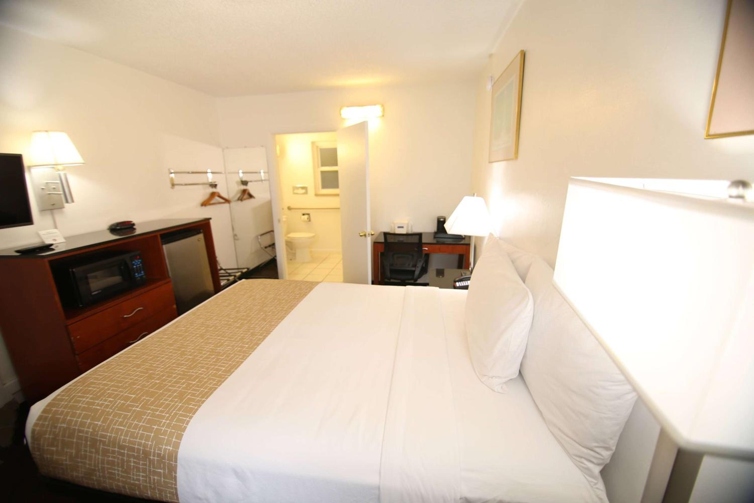 King Room - Non-Smoking photo 1