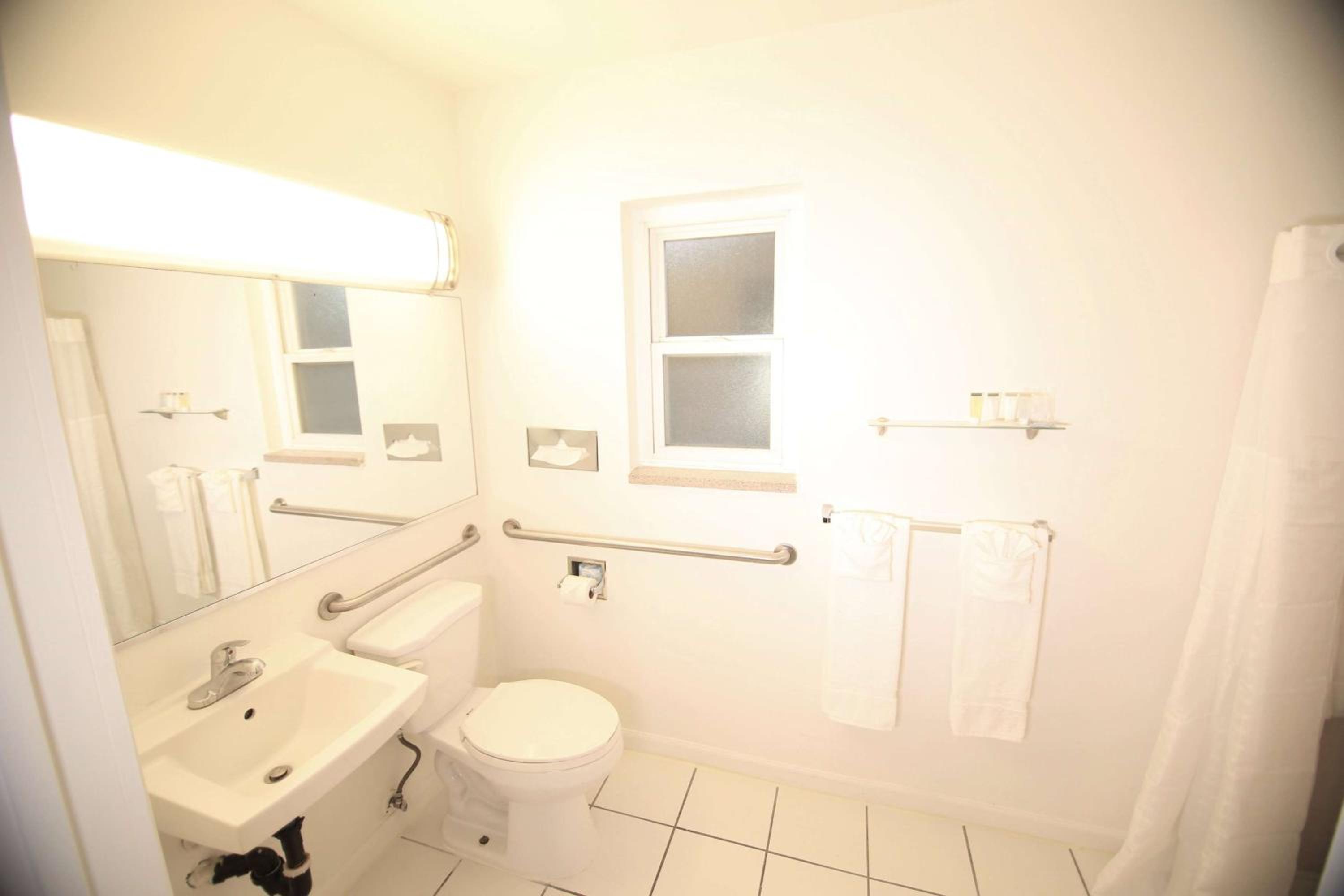 Queen Room with Roll-In Shower - Mobility Accessible/Non-Smoking photo 3