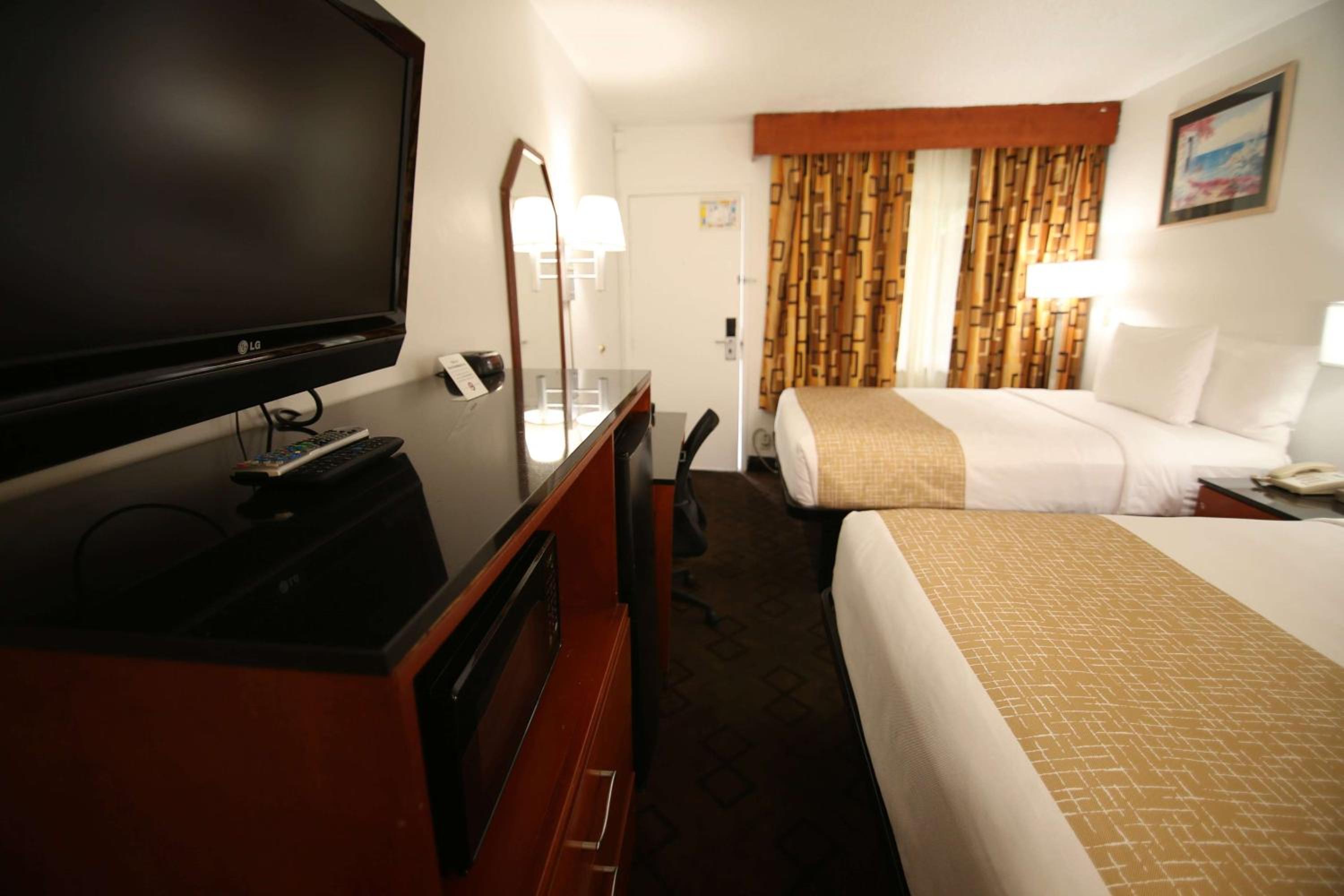 Queen Room with Two Queen Beds - Non-Smoking photo 1