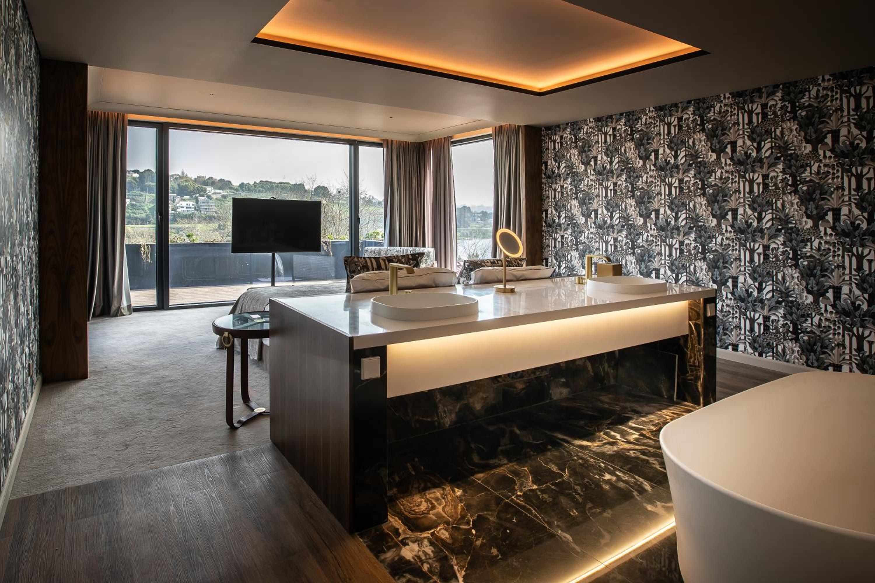 Signature Suite - Photo 1