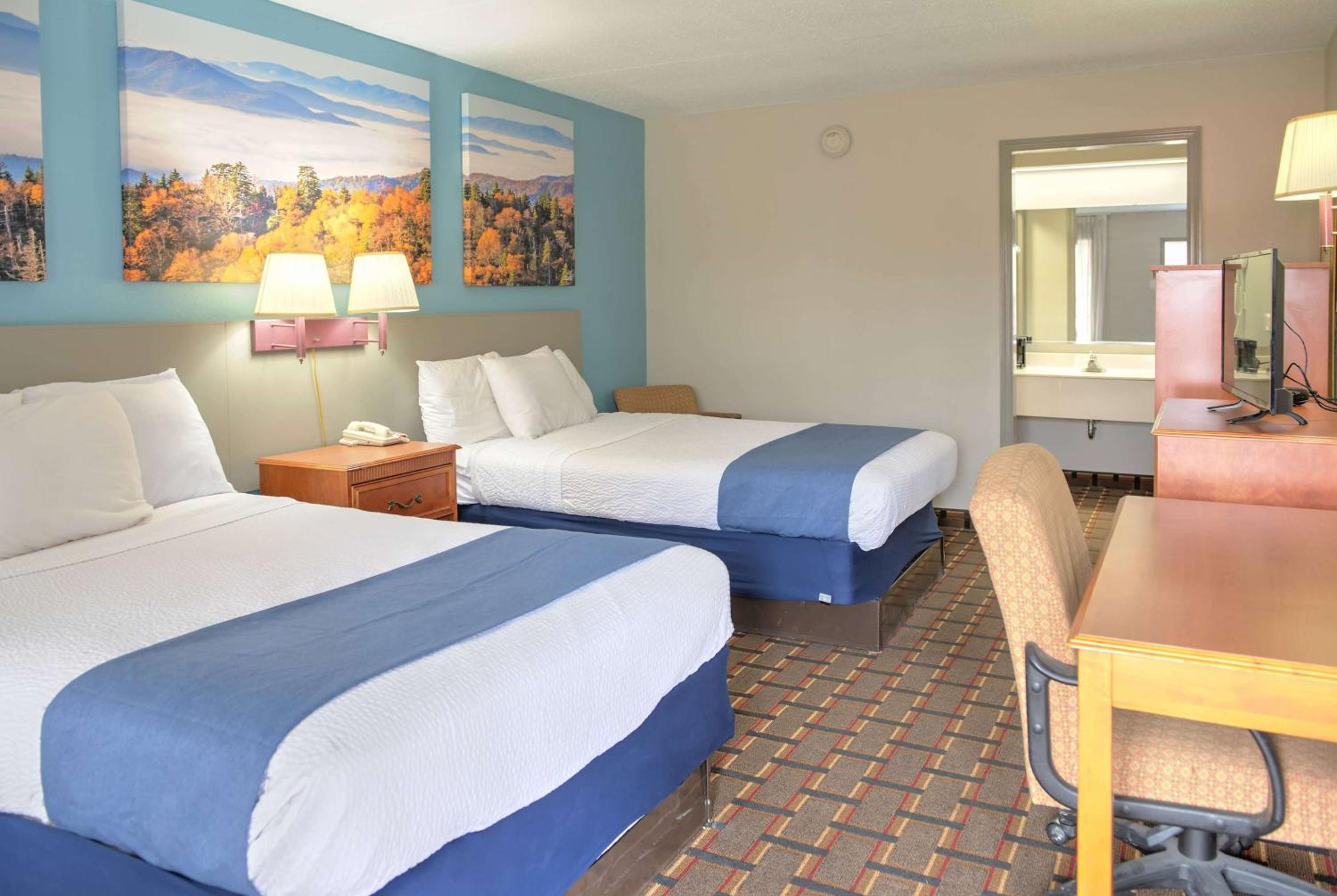 Queen Room with Two Queen Beds - Non-Smoking - Photo 1