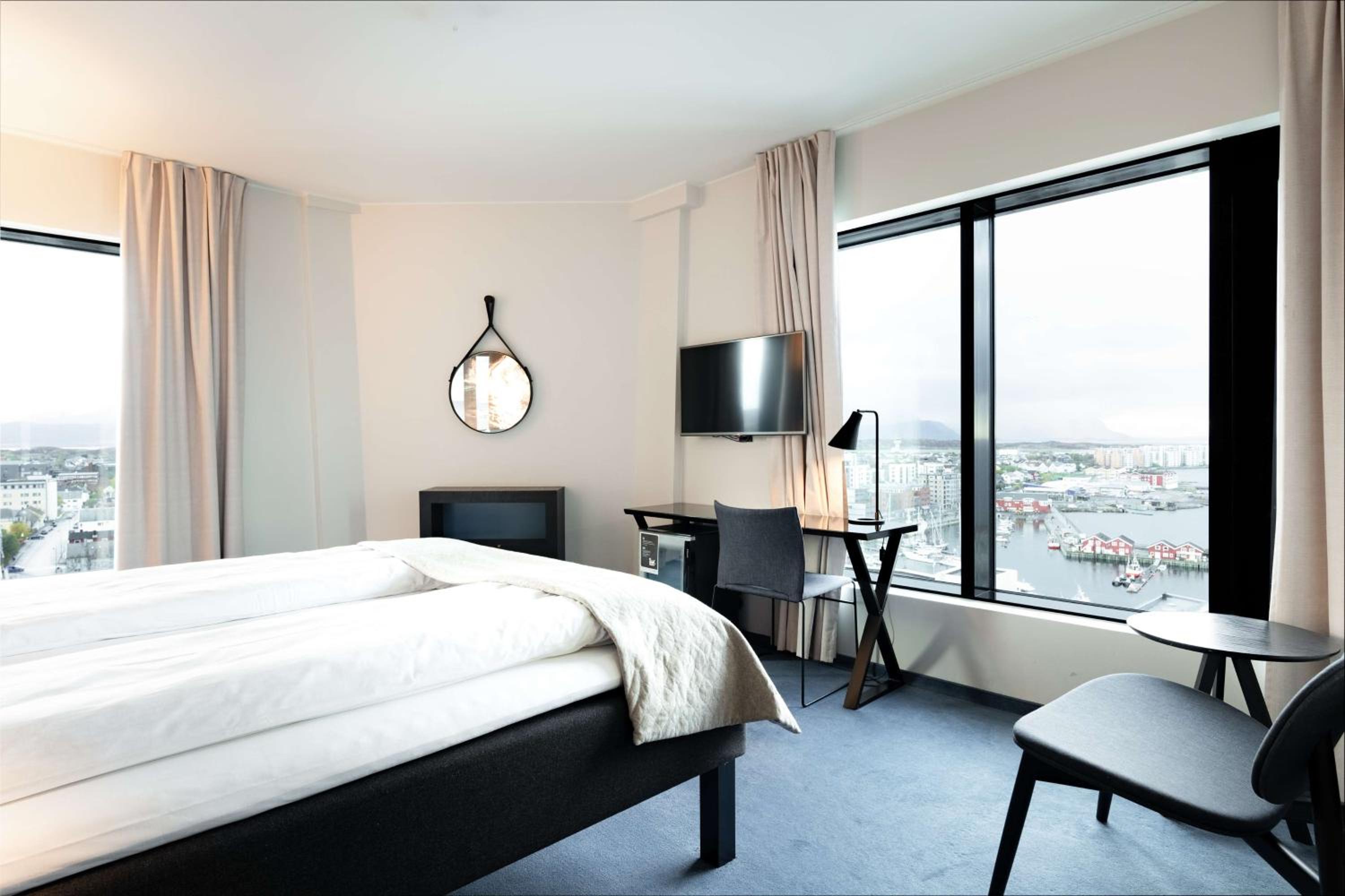 Superior King Room with Sea View thumbnail 5