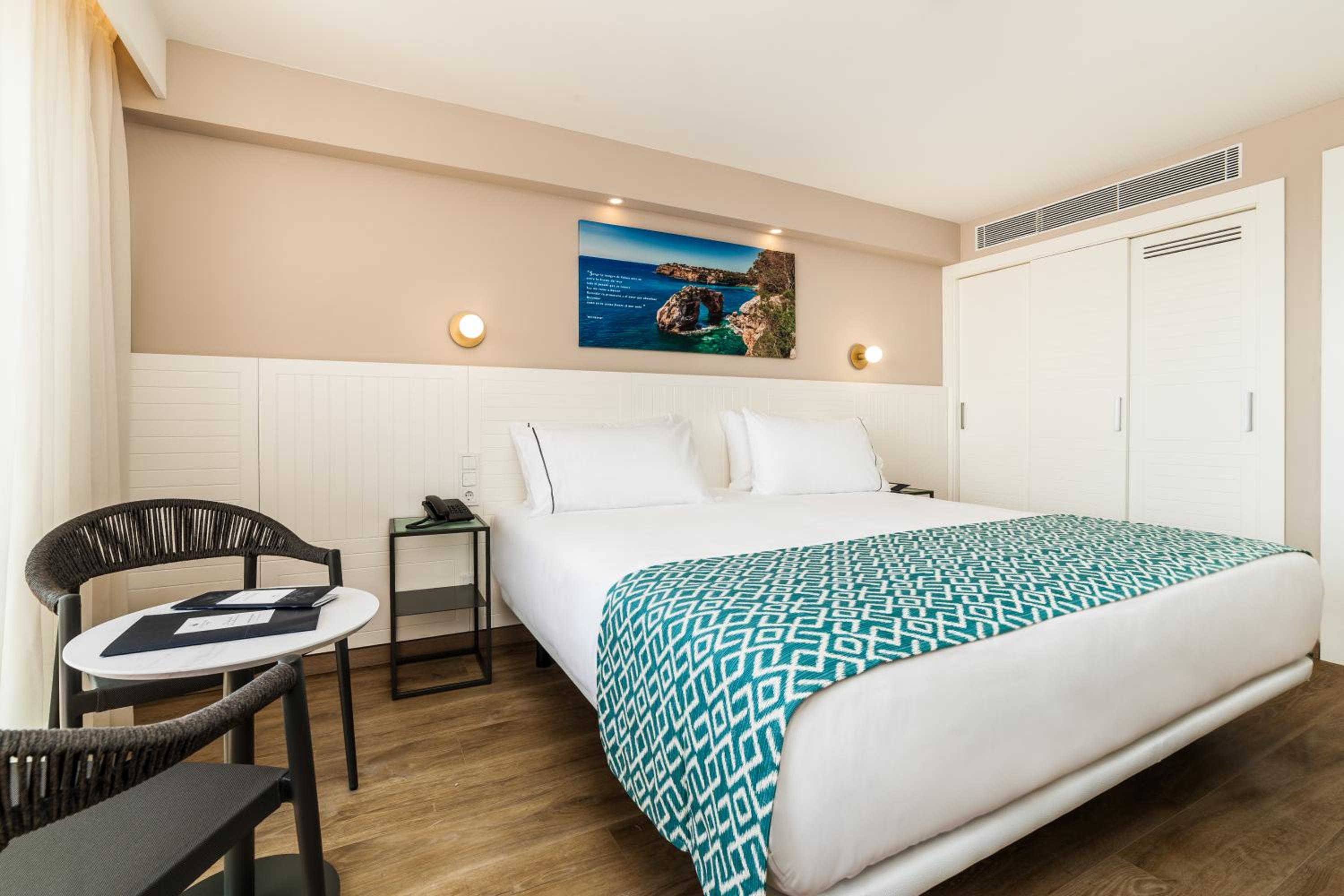 Deluxe Double Room with Balcony and Sea View thumbnail 6