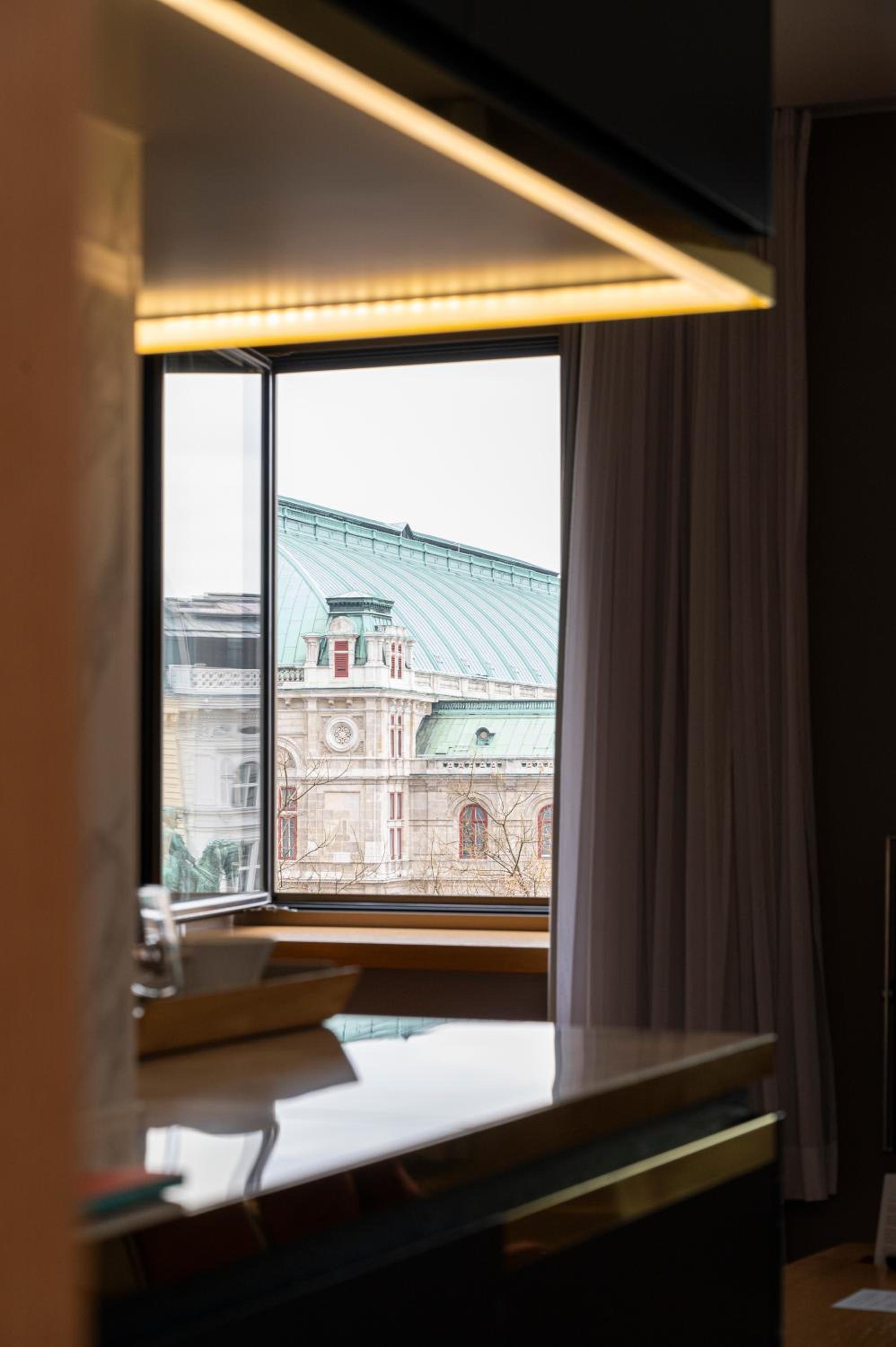 Deluxe Double Room thumbnail 6