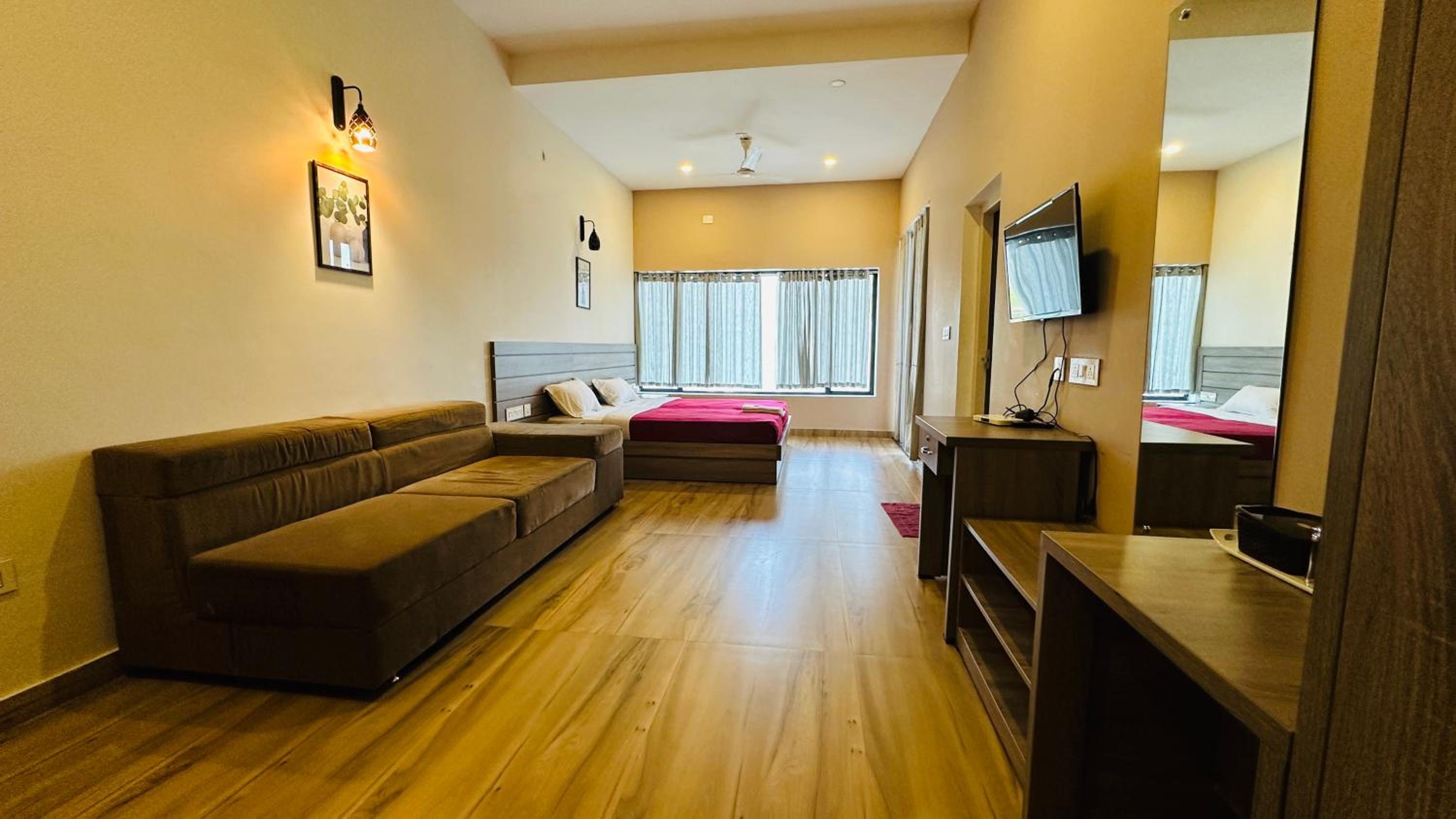 Deluxe Double Room with Balcony - Photo 5