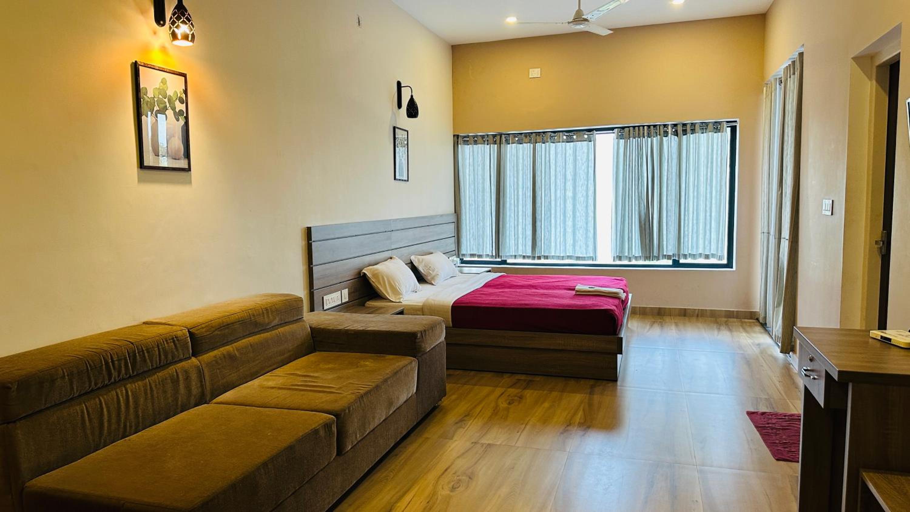 Deluxe Double Room with Balcony - Photo 4