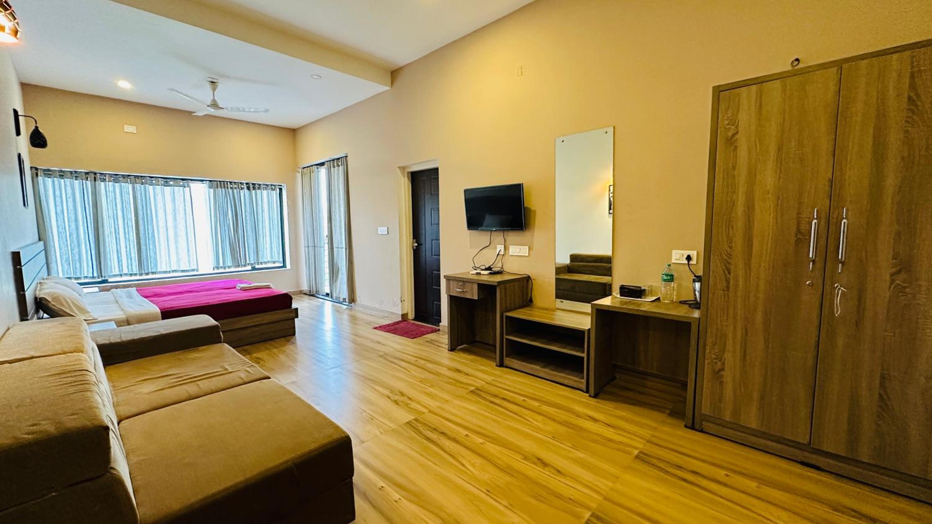 Deluxe Double Room with Balcony - Photo 3