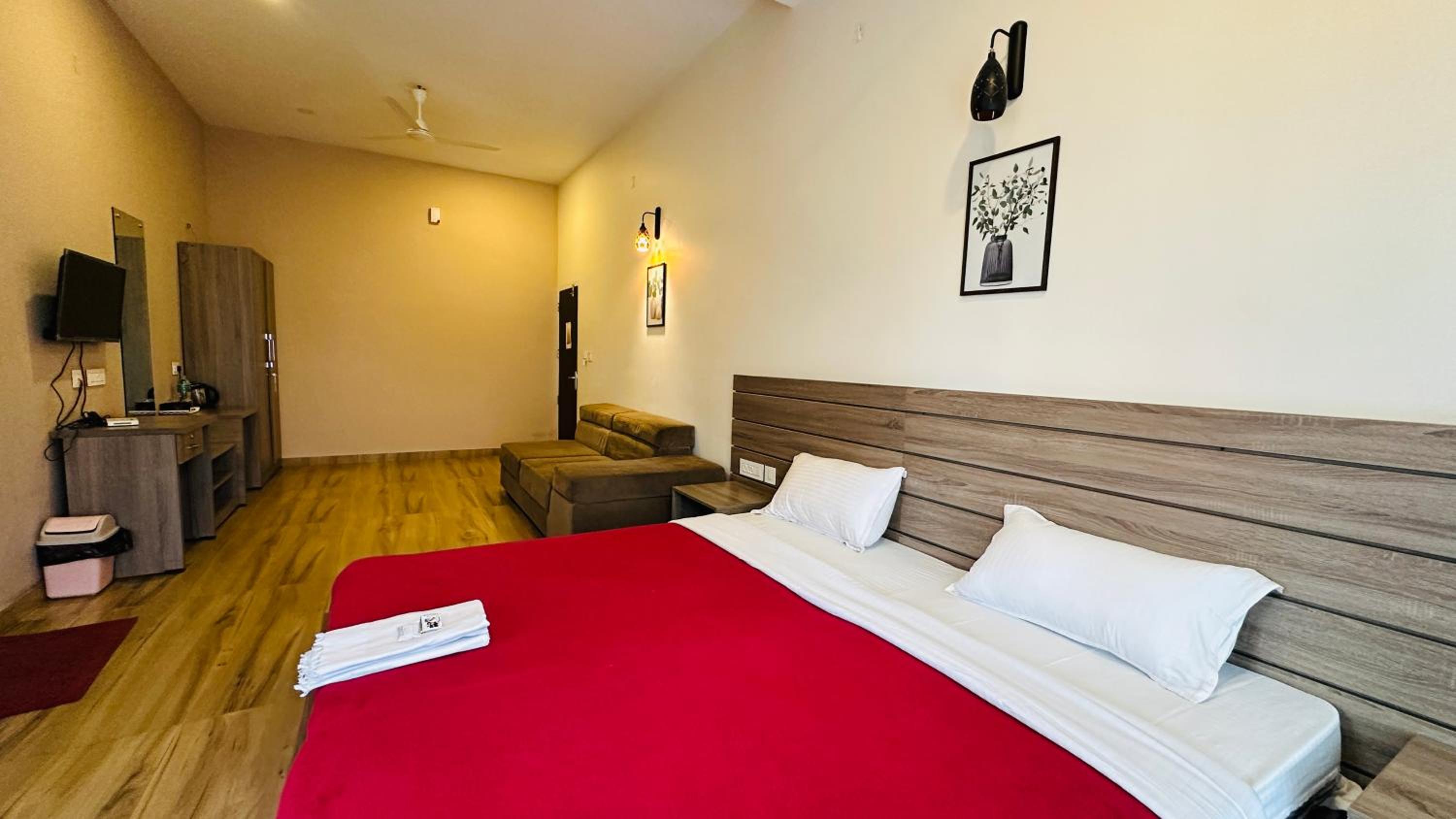 Deluxe Double Room with Balcony - Photo 2