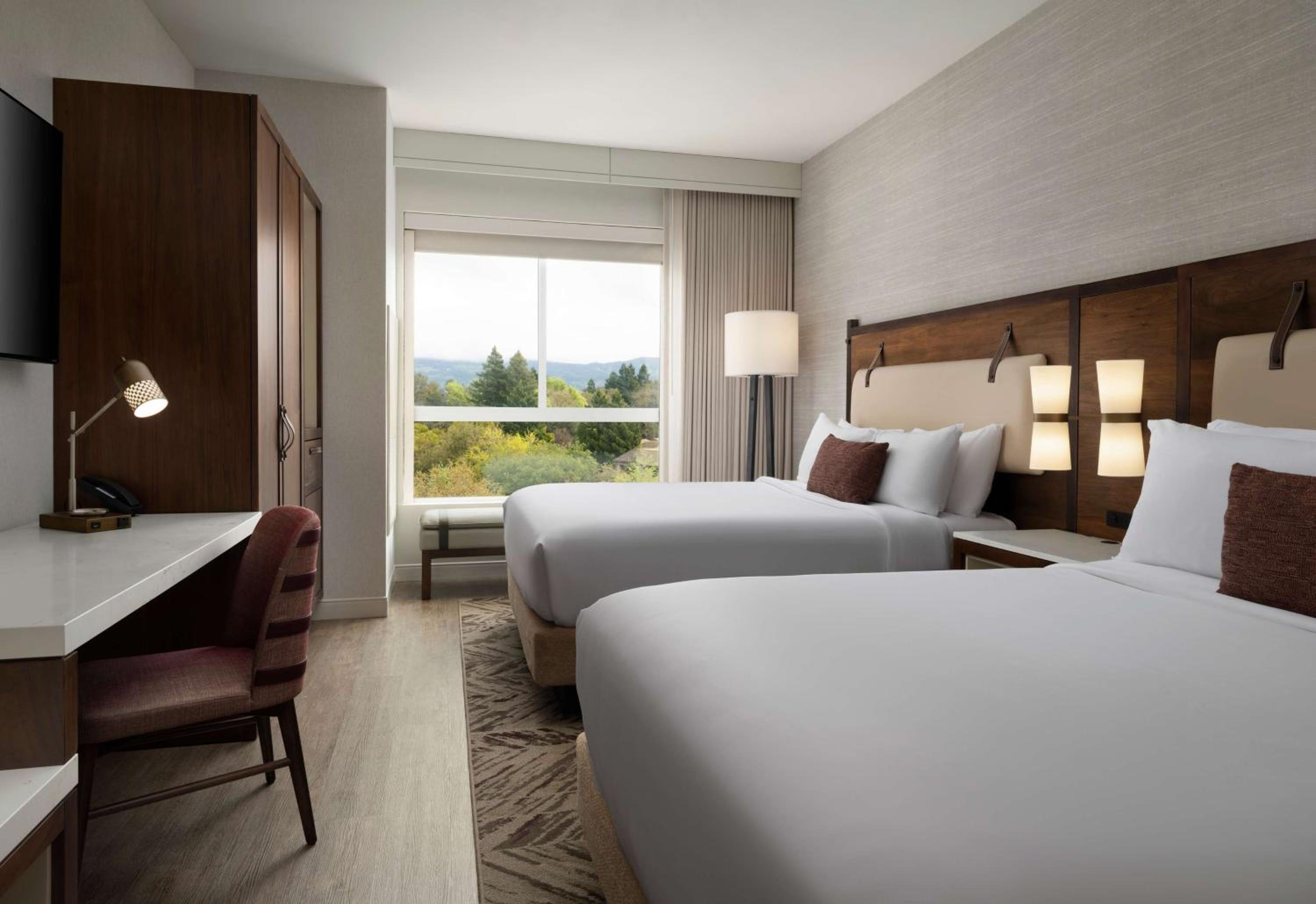 Queen Room with Two Queen Beds - Photo 4
