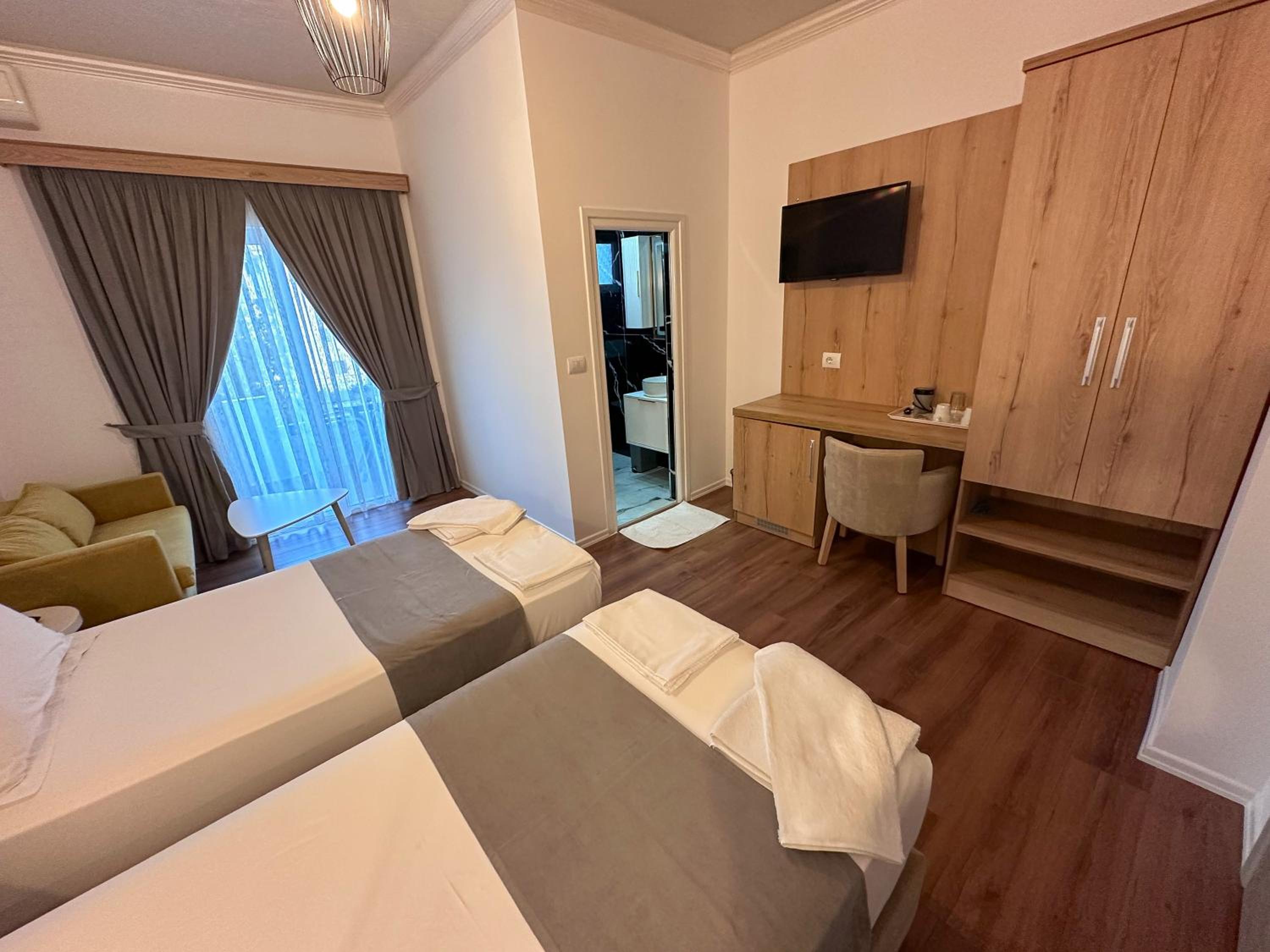 Double or Twin Room with Balcony photo 2