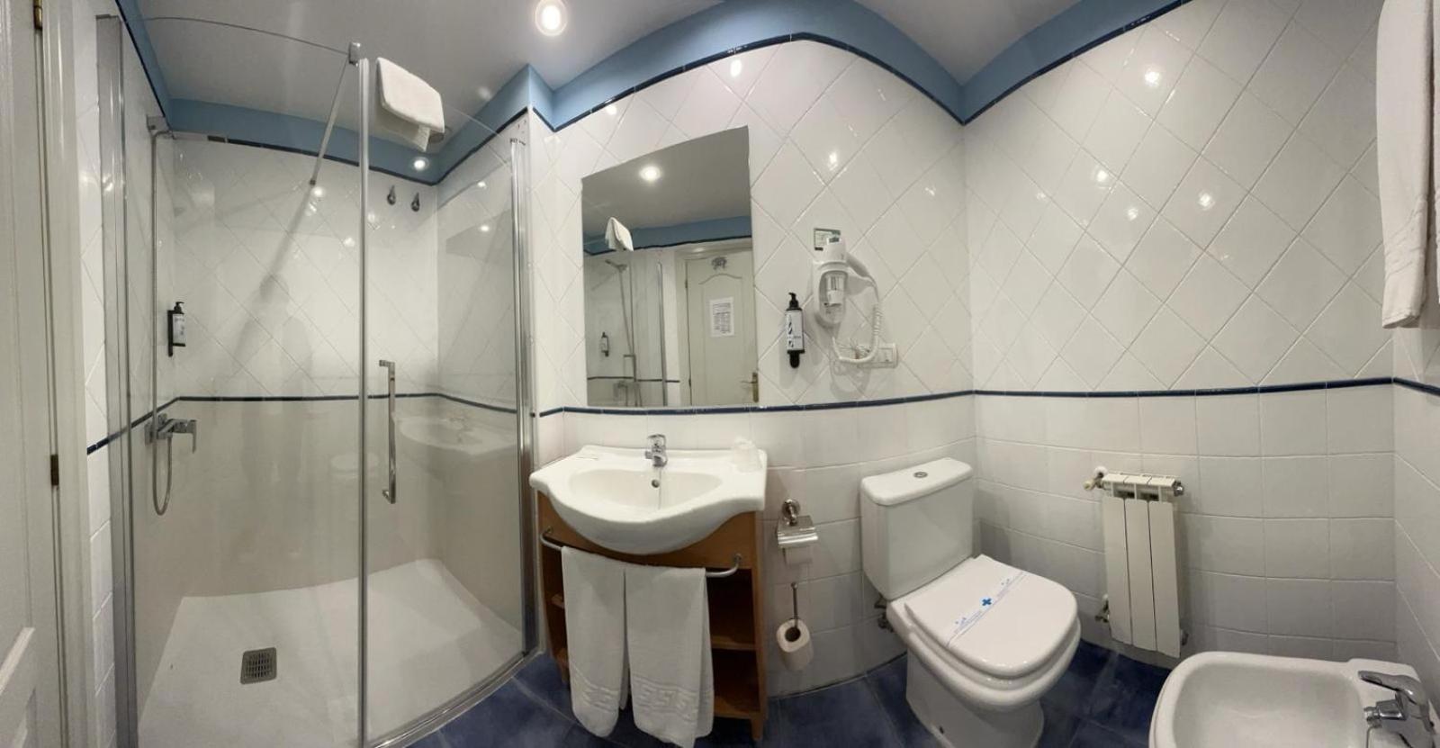 Standard Double or Twin Room - Photo 3