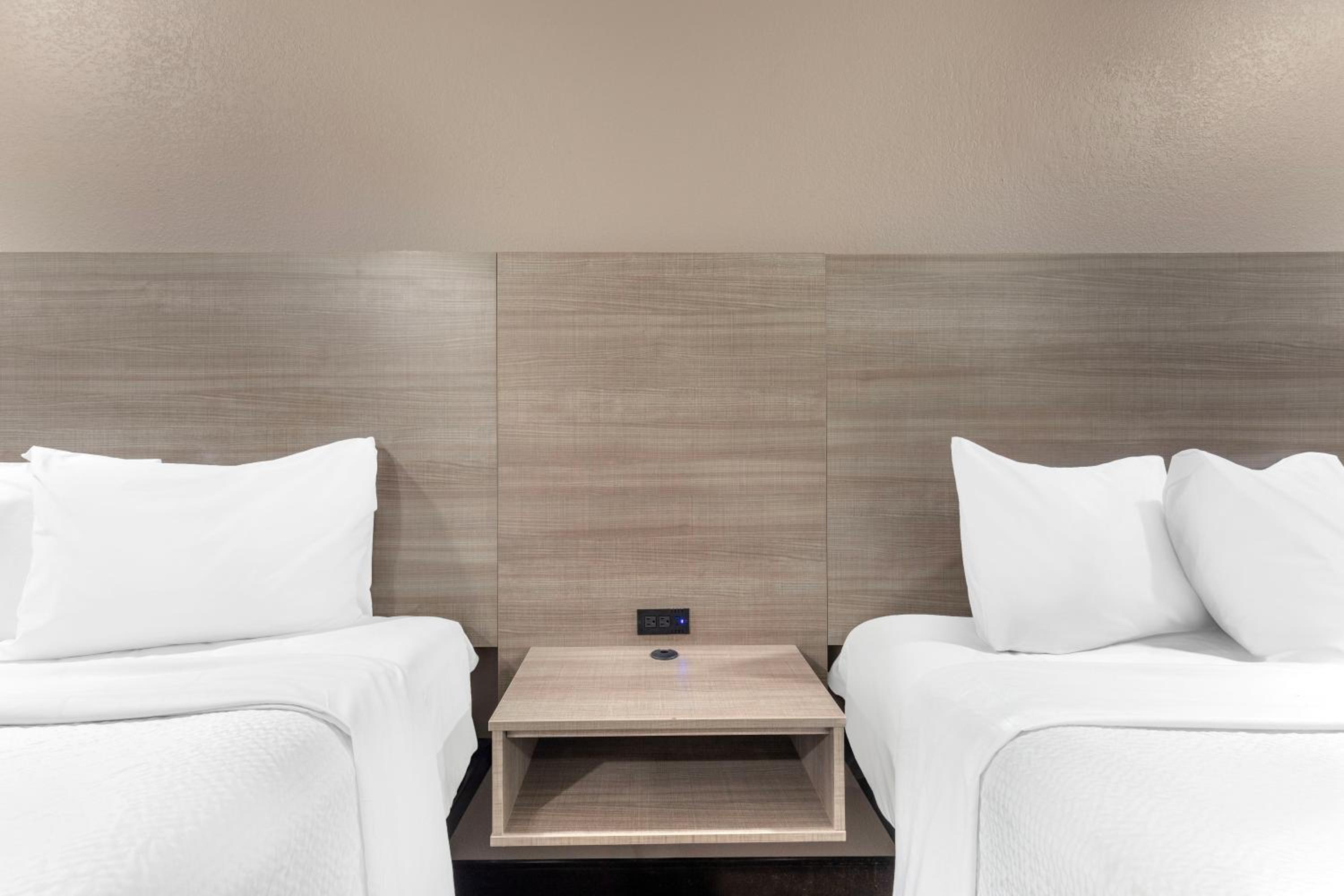 Deluxe Room with Two Double Beds Non-Smoking - Photo 7