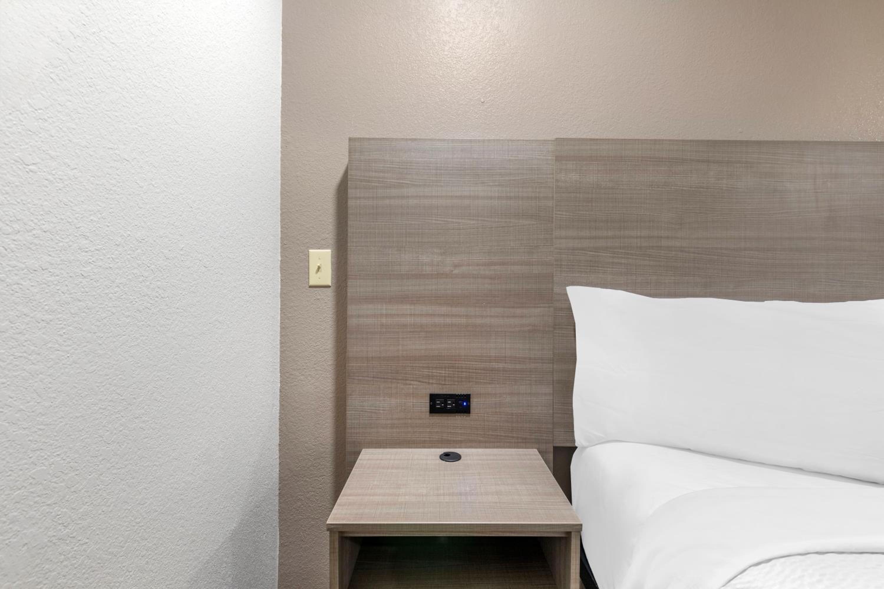 Deluxe King Room Disability Access Non-Smoking - Photo 7