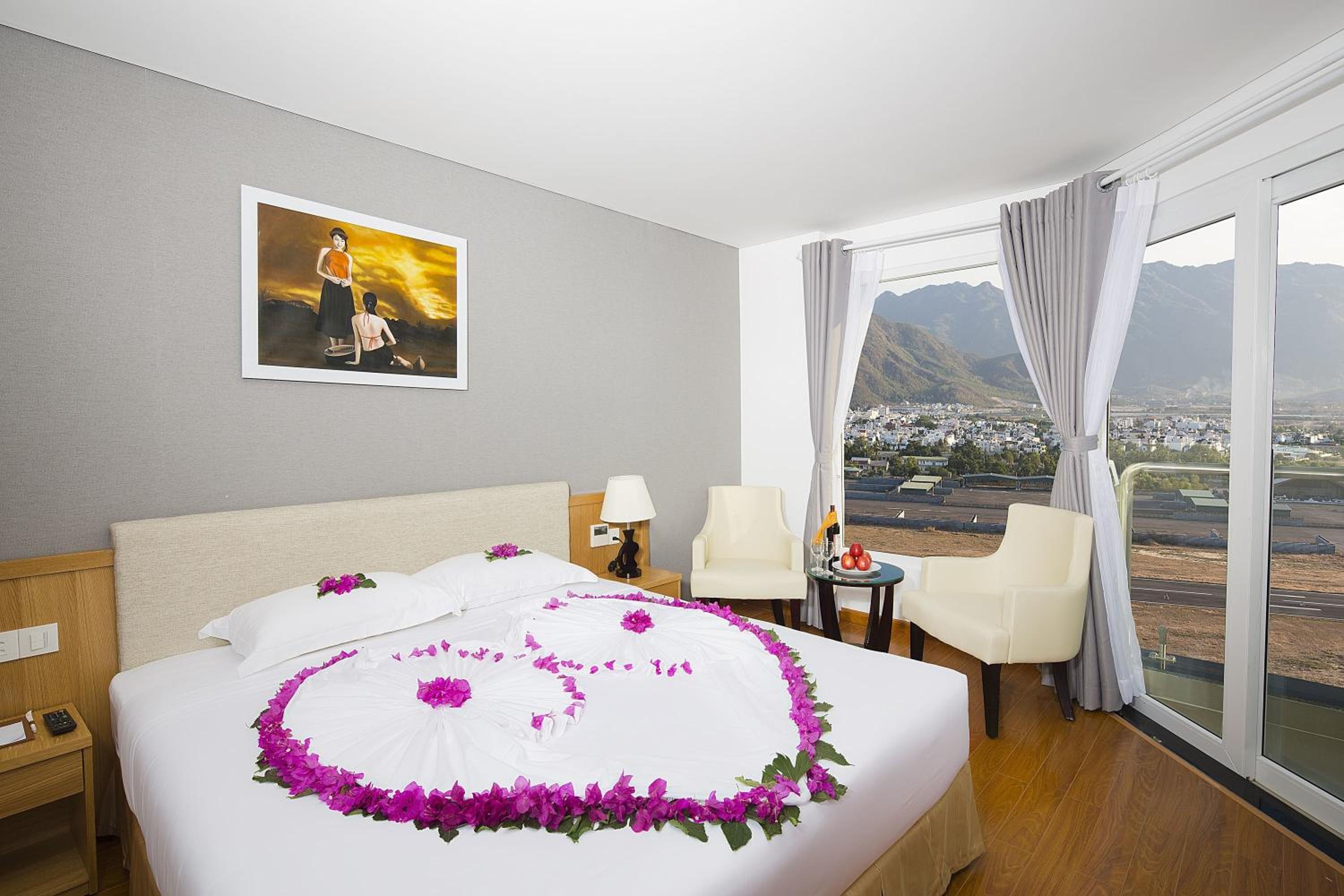 Deluxe Room City View with Balcony  photo 3