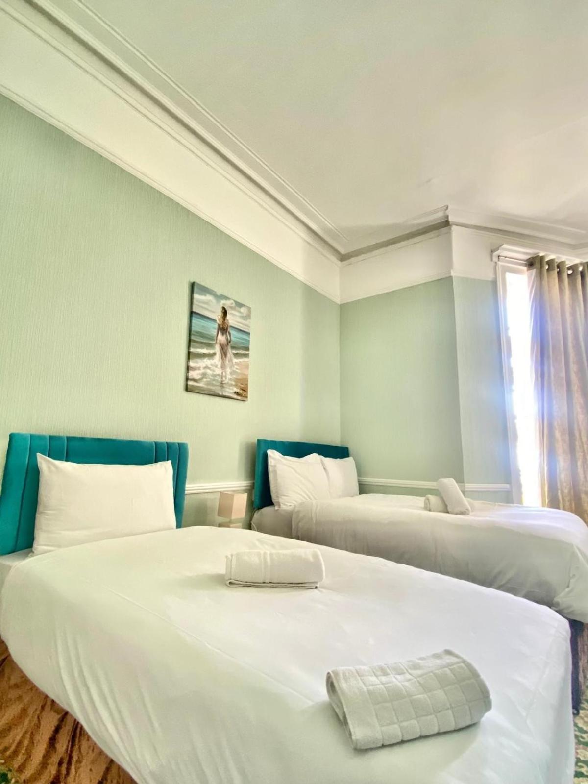 Double Room with Extra Bed (2 Adults + 1 Child) photo 3