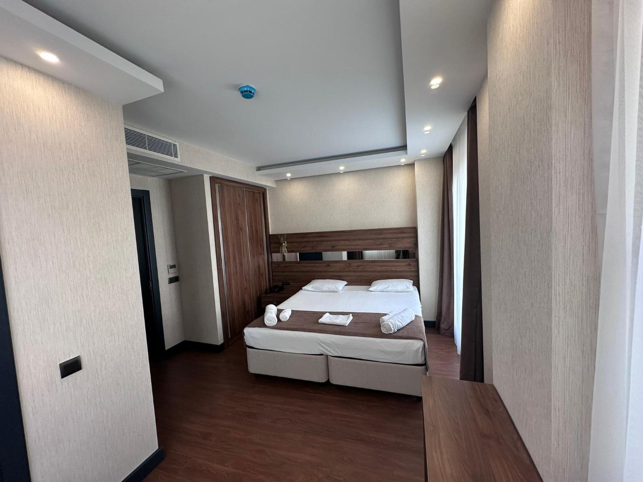 Deluxe Double Room (2 Adults + 1 Child) photo 3