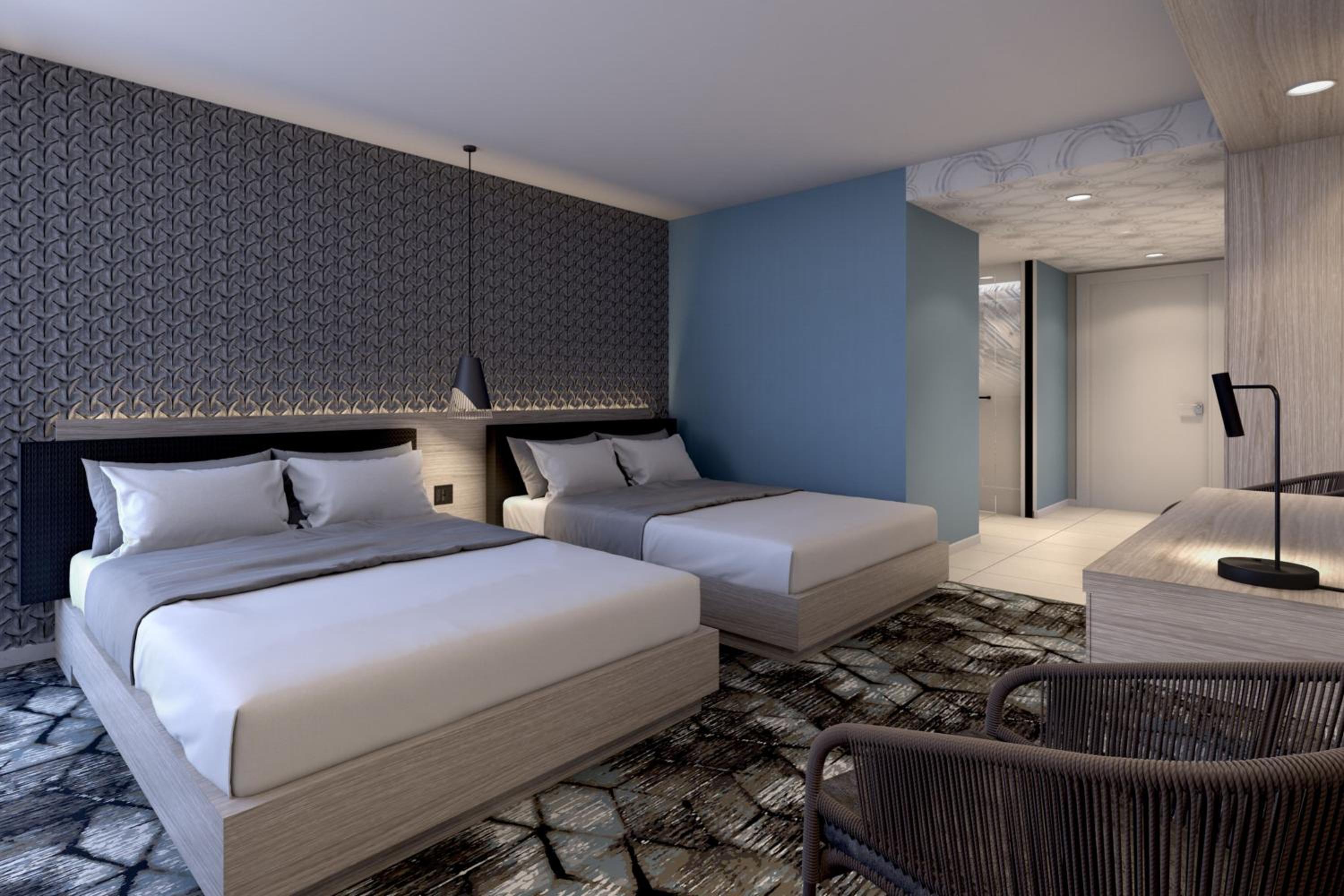 Standard Queen Room with Two Queen Beds, Partial Ocean View and Balcony photo 1